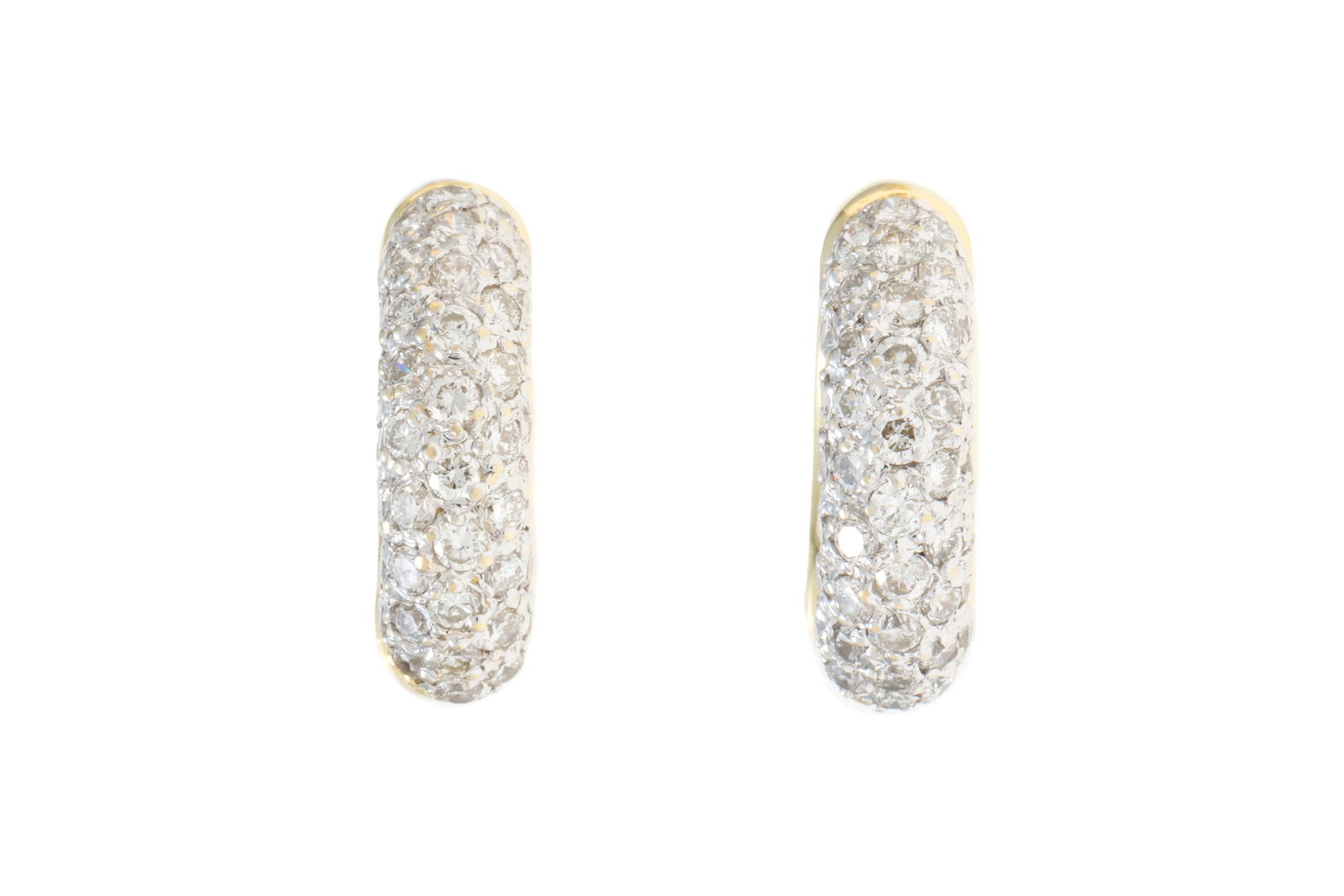 Paire de créoles 2 ors 750 serties de diamants taille brillant, h. 1.4 cm: Paire de créoles 2 ors 750 serties de diamants taille brillant, h. 1.4 cm ConditionBon état de conservation général. Présence de rayures et micro rayures d'usage normal. 