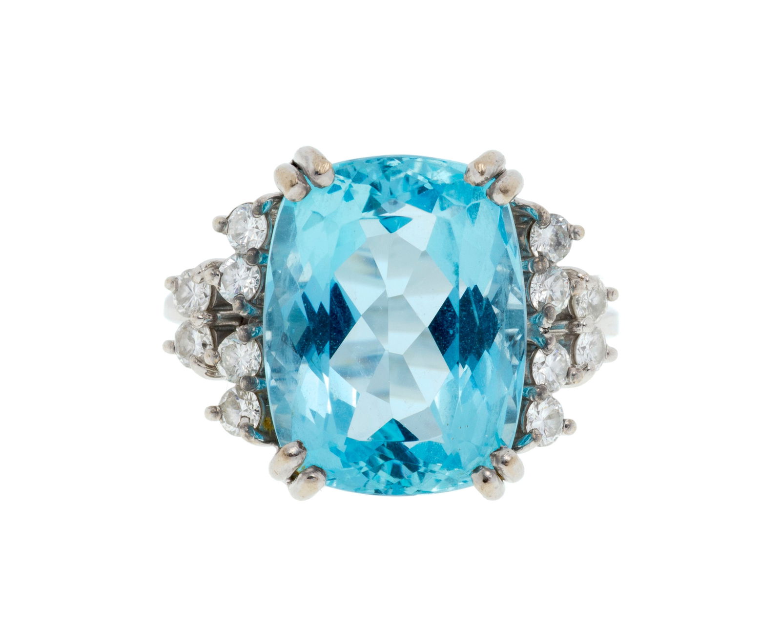 Bague or gris 750 sertie d'une aigue-marine taille coussin épaulée de diamants taille bril: Bague or gris 750 sertie d'une aigue-marine taille coussin épaulée de diamants taille brillant, doigt 48-8, 7g ConditionMonture: Bon état de conservation général.