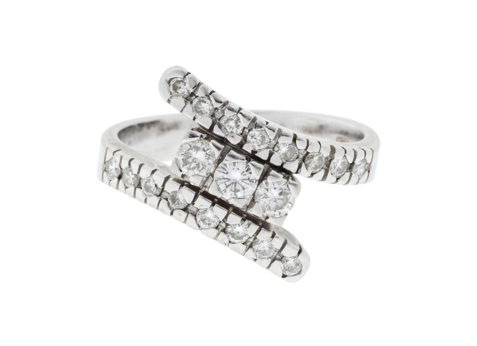 Bague or gris 750 sertie de trois lignes de diamants taille brillant, doigt 56-16, 6g: Bague or gris 750 sertie de trois lignes de diamants taille brillant, doigt 56-16, 6g ConditionMonture: Bon état de conservation général. Présence de rayures et micro rayures