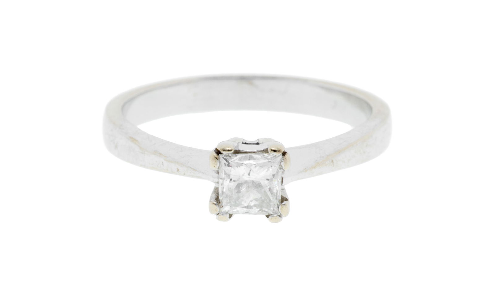 Solitaire or gris 750 serti d'un diamant taille princesse, doigt 62-22: Solitaire or gris 750 serti d'un diamant taille princesse, doigt 62-22 ConditionBon état de conservation général. Présence de rayures et micro rayures d'usage normal à l'or.