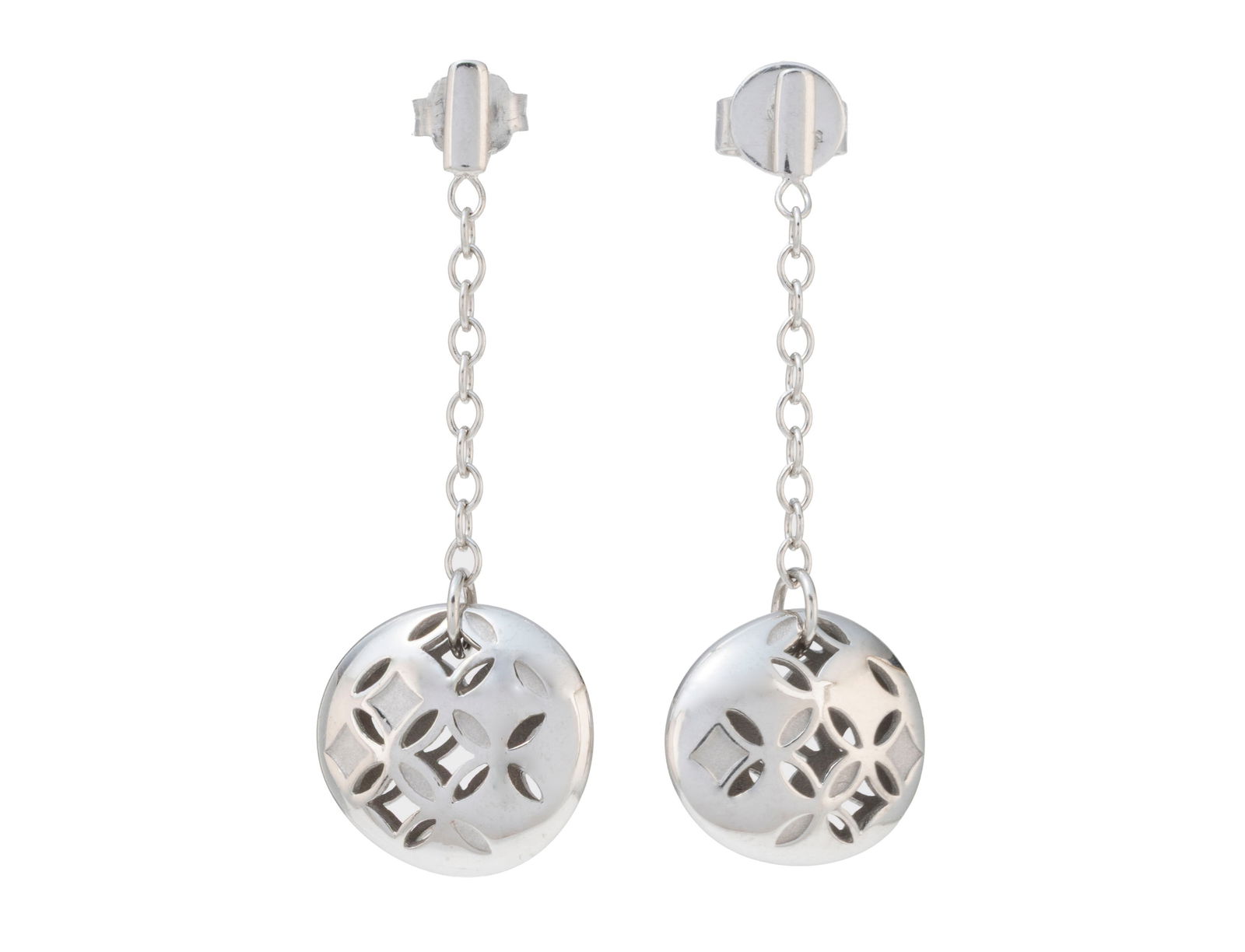 Paire de pendants d'oreilles or gris 750 retenant des pastilles ajourées, un poussoir en argent: Paire de pendants d'oreilles or gris 750 retenant des pastilles ajourées, un poussoir en argent, h. 3.6 cm, 5g ConditionBon état de conservation général. Présence de rayures