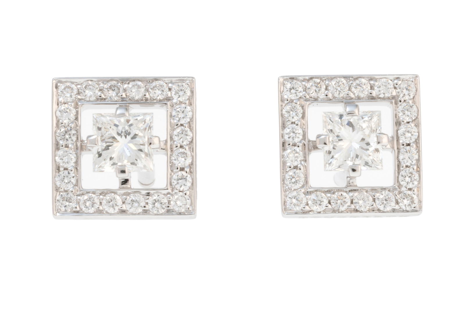 Boucheron, paire de clous d'oreilles or gris 750 sertis de diamants taille princesse entourés d (1 of 4)