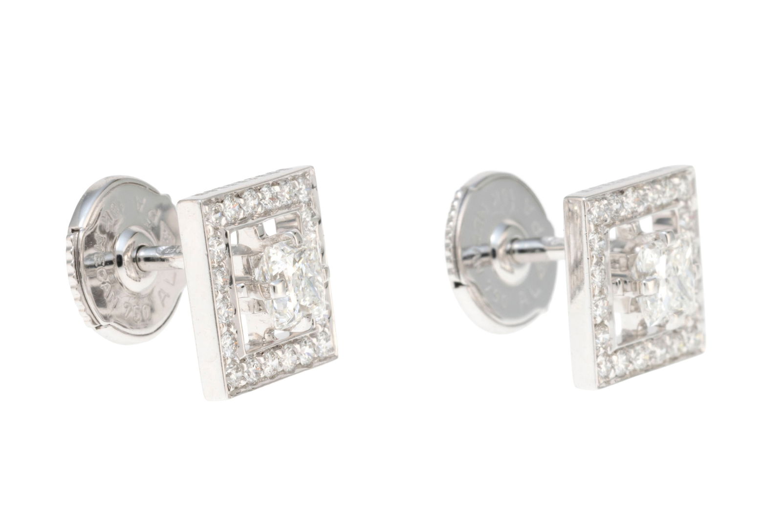 Boucheron, paire de clous d'oreilles or gris 750 sertis de diamants taille princesse entourés d - 2