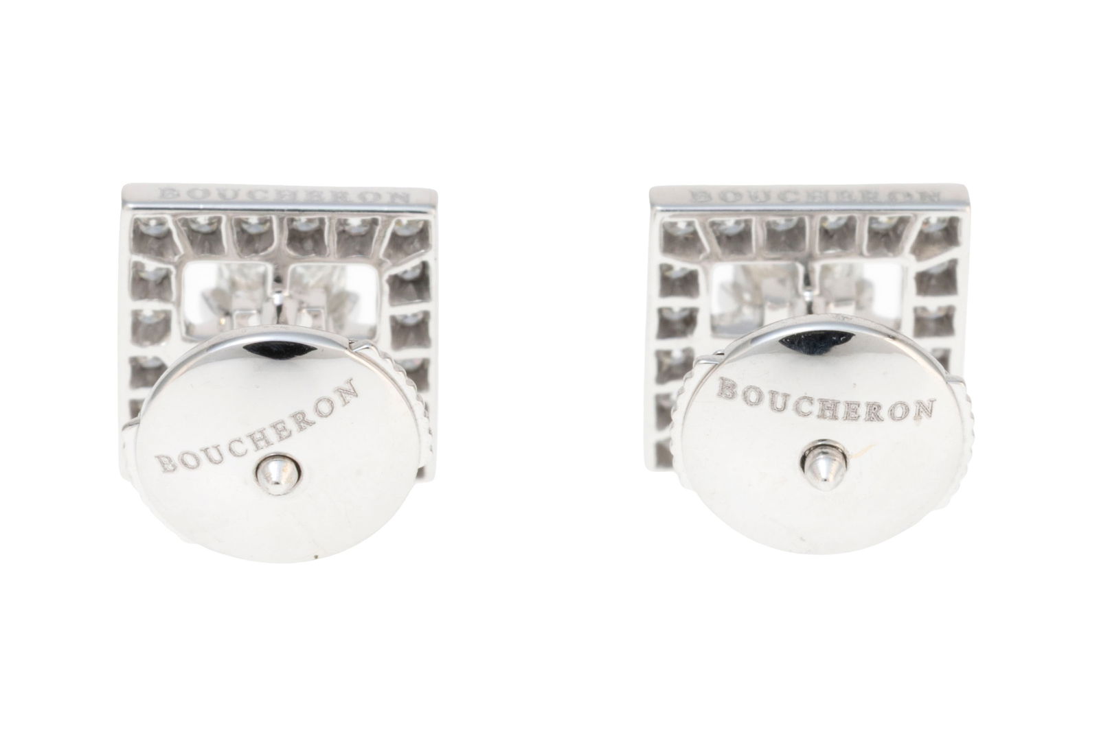Boucheron, paire de clous d'oreilles or gris 750 sertis de diamants taille princesse entourés d - 3