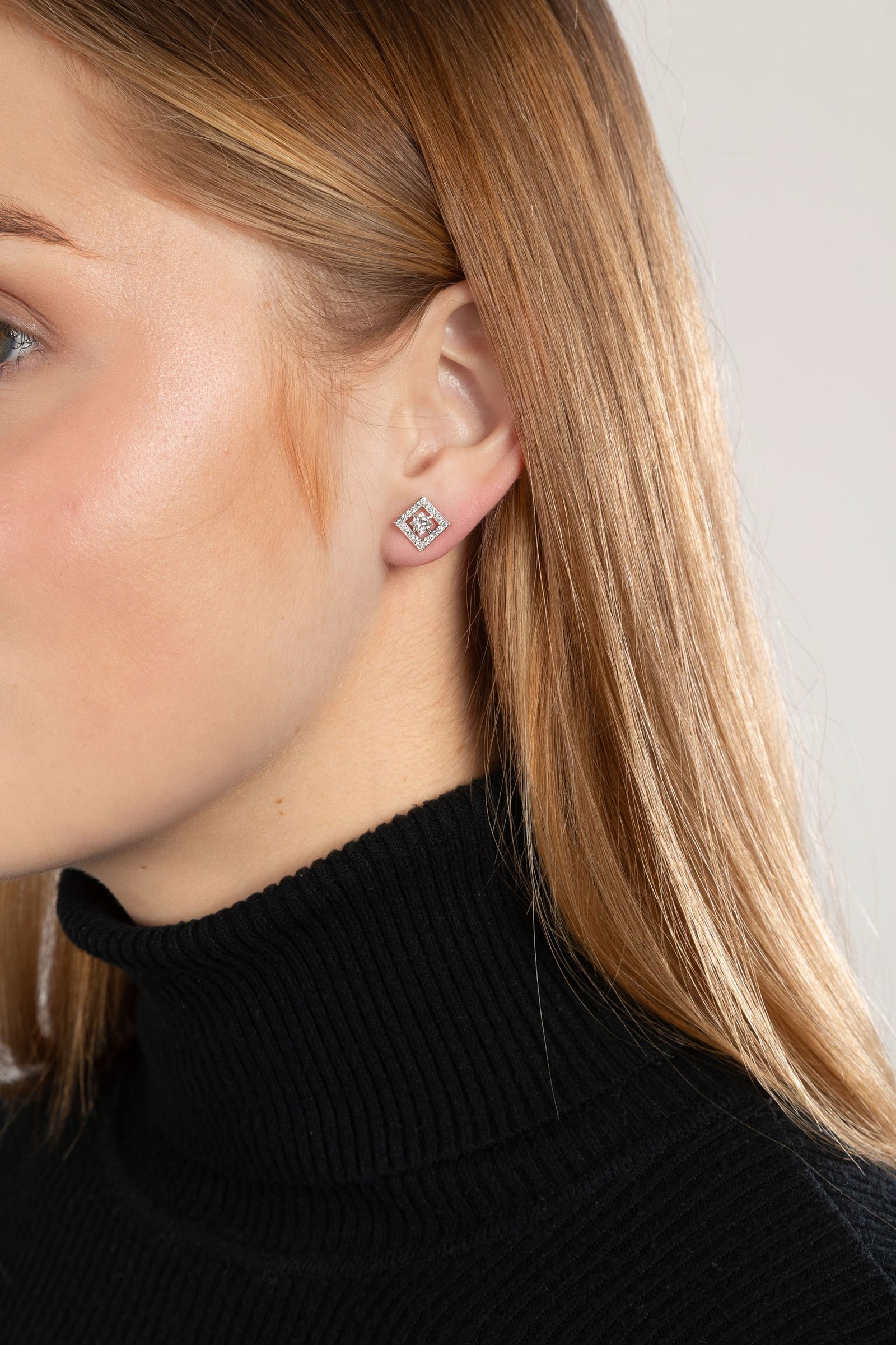 Boucheron, paire de clous d'oreilles or gris 750 sertis de diamants taille princesse entourés d - 4