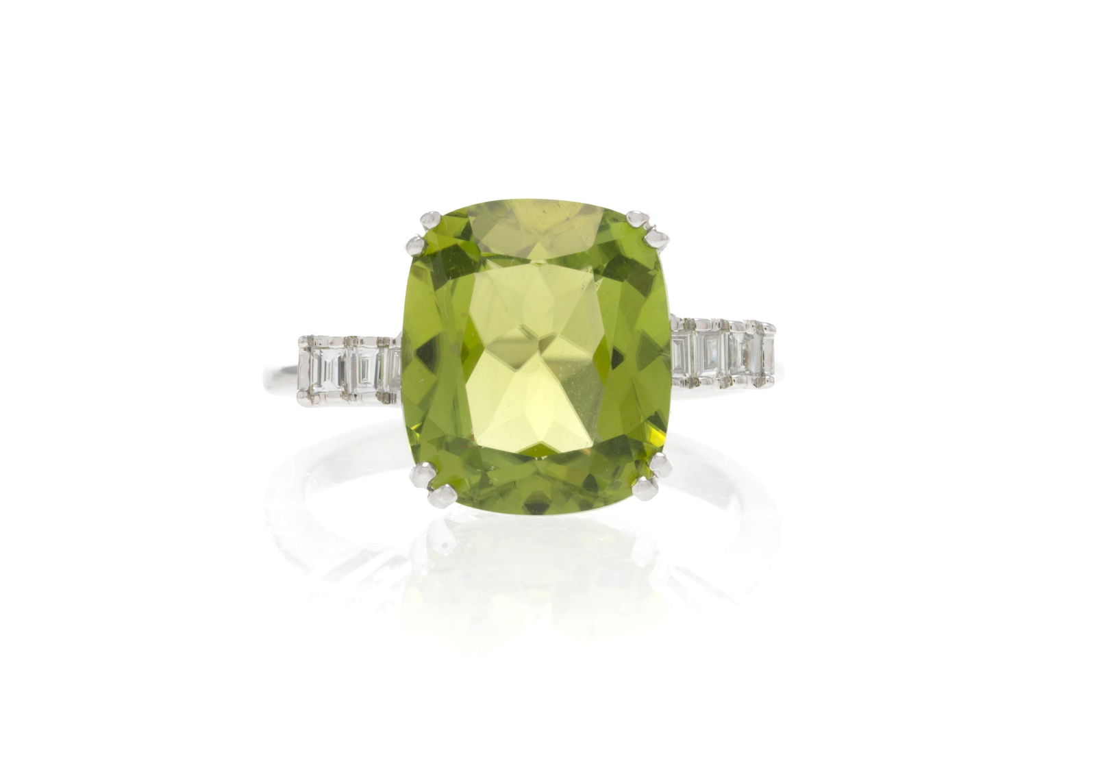 Bague or gris 750 sertie d'un péridot taille coussin épaulé de diamants taille baguet: Bague or gris 750 sertie d'un péridot taille coussin épaulé de diamants taille baguette, doigt 50-10 ConditionTrès bon état de conservation général. 