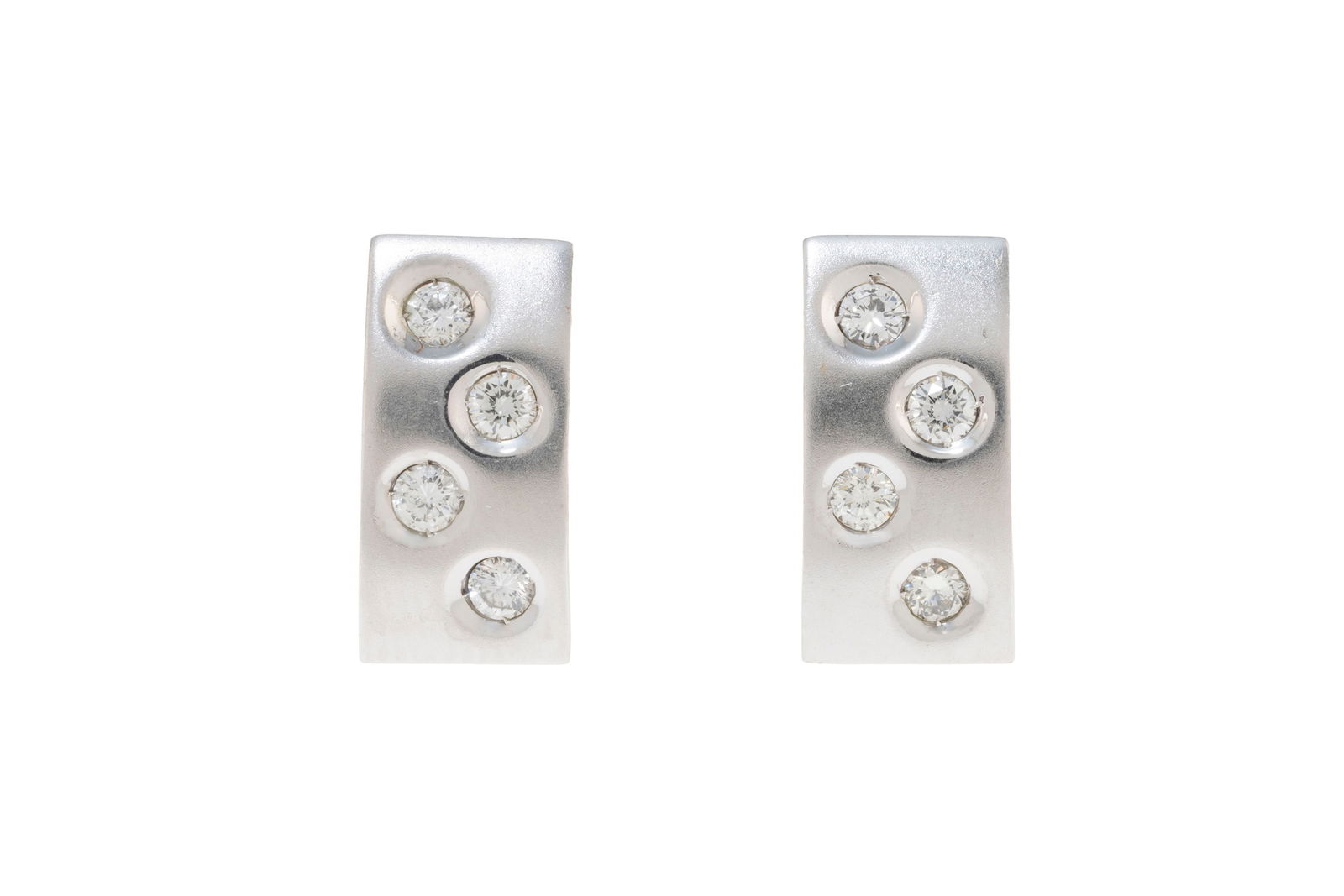 Paire de clous d'oreilles rectangulaires or gris 750 satiné sertis de diamants taille brillant,: Paire de clous d'oreilles rectangulaires or gris 750 satiné sertis de diamants taille brillant, h. 1.4 cm, 8g Condition Très bon état de conservation général. Présence de