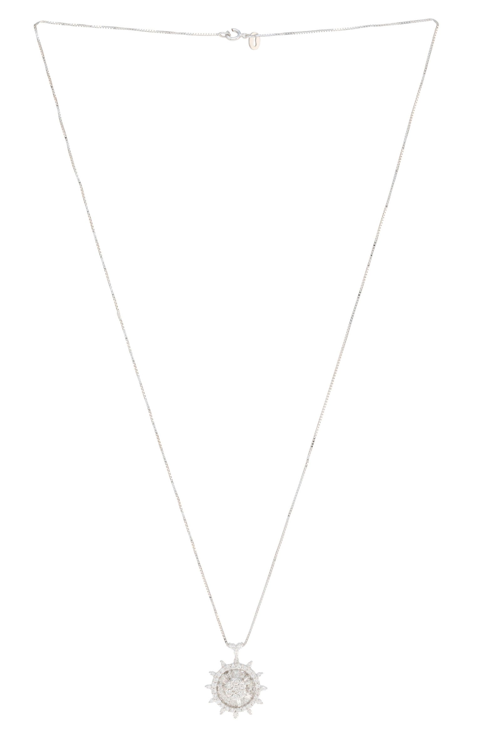 Pendentif circulaire or gris 750 pavé de diamants taille brillant et trapèze, sur une cha&: Pendentif circulaire or gris 750 pavé de diamants taille brillant et trapèze, sur une chaîne en or gris 750 à maille vénitienne, h. 1.8 cm, long. 42 cm Condition Très bon