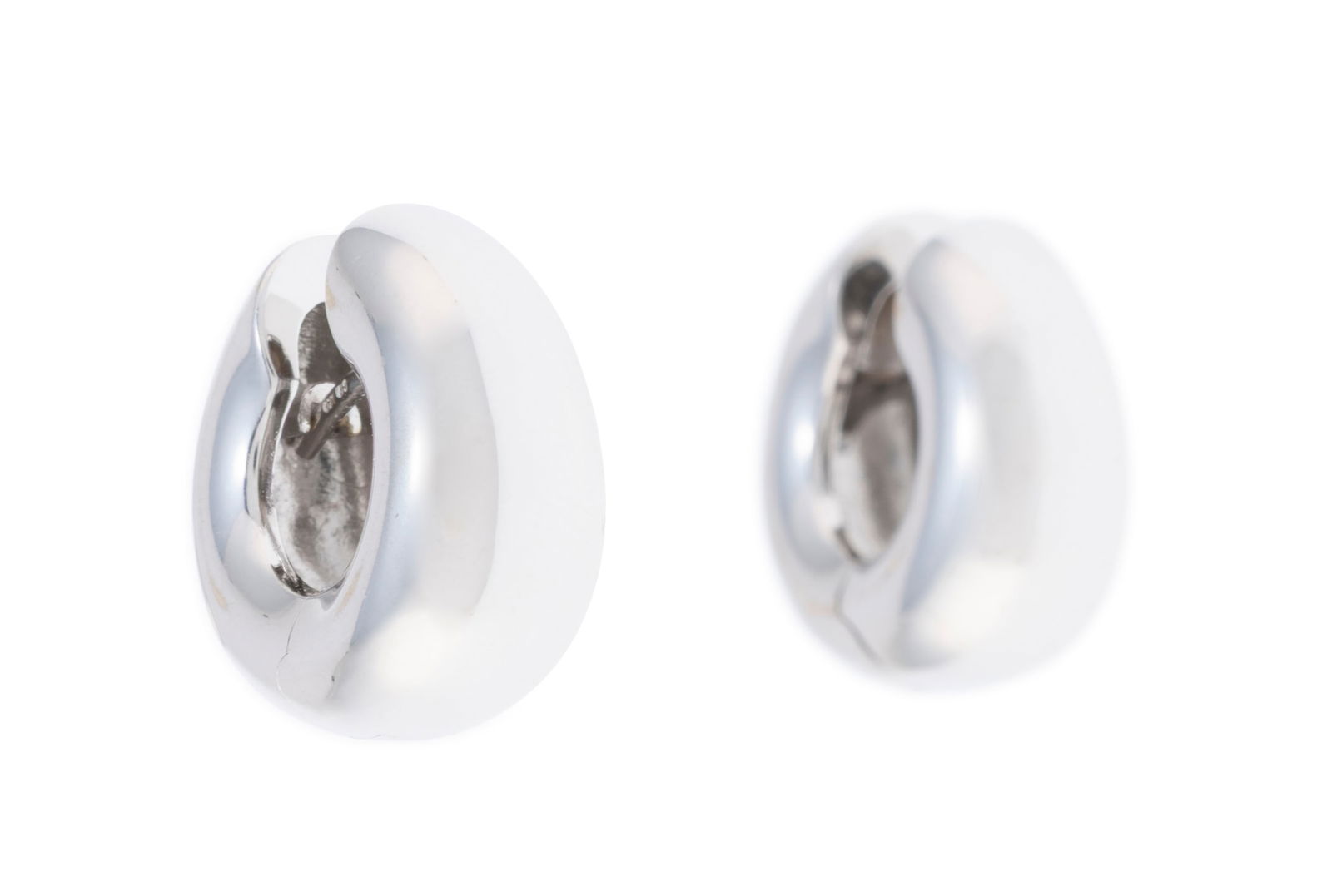 Bucherer, paire de créoles or gris 750, signées, h. 1.8 cm, 14g - 2