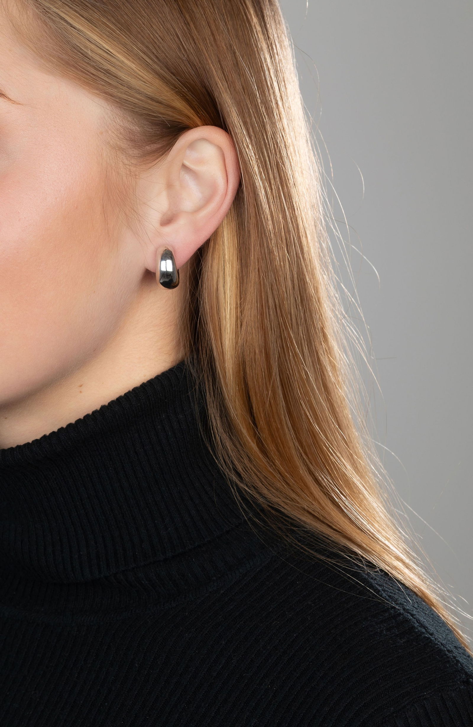 Bucherer, paire de créoles or gris 750, signées, h. 1.8 cm, 14g - 4