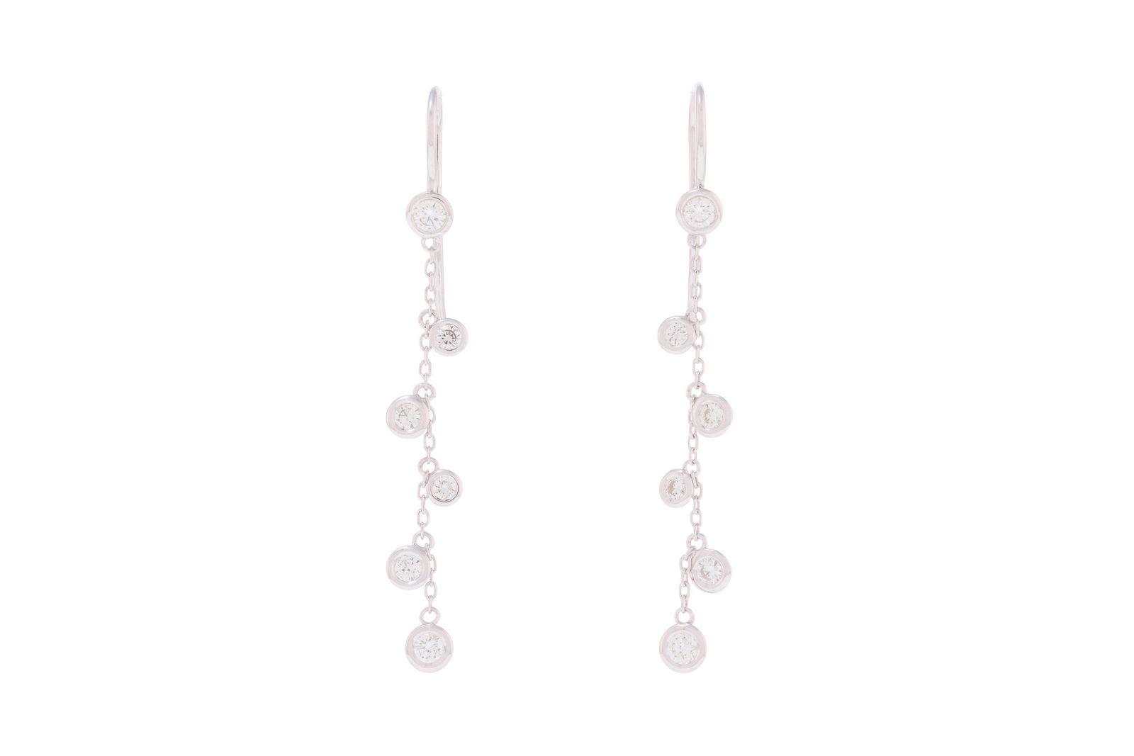 Paire de pendants d'oreilles or gris 750 retenant des diamants taille brillant, h. 4.7 cm: Paire de pendants d'oreilles or gris 750 retenant des diamants taille brillant, h. 4.7 cm Condition Très bon état de conservation général.