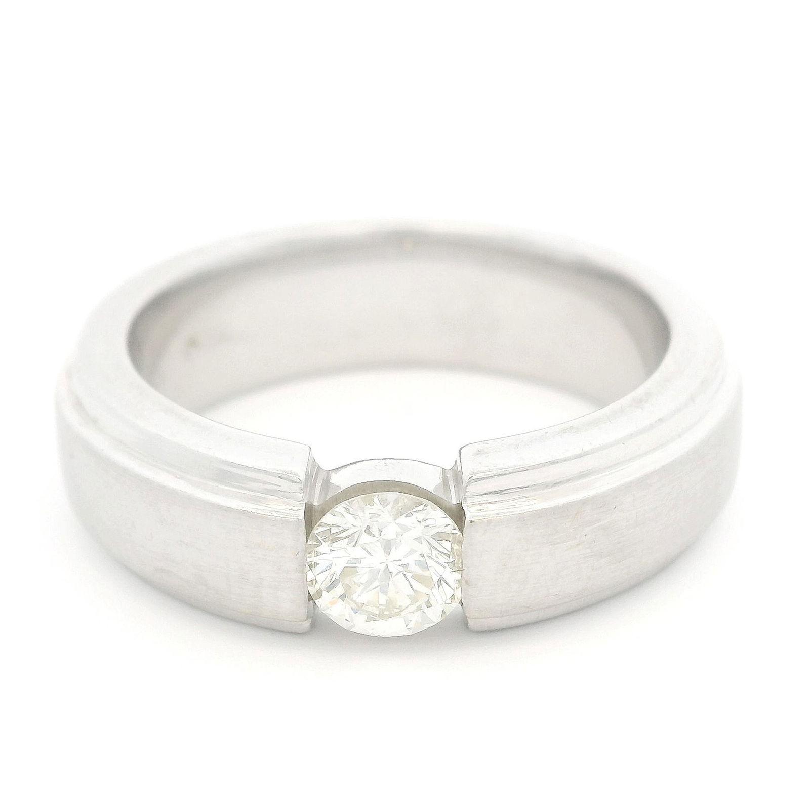 Solitaire or gris 750 satiné serti d'un diamant taille brillant (env. 0.45 ct), doigt 56-16, 11: Solitaire or gris 750 satiné serti d'un diamant taille brillant (env. 0.45 ct), doigt 56-16, 11g ConditionBon état de conservation général. Présence de rayures et micro