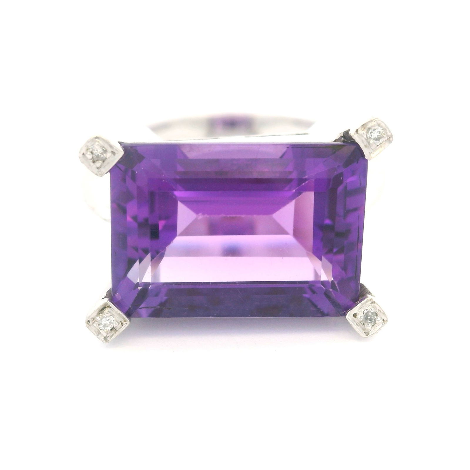 Bague or gris 585 sertie d'une améthyste octogonale encadrée de diamants taille brillant, : Bague or gris 585 sertie d'une améthyste octogonale encadrée de diamants taille brillant, doigt 54-14, 7g Condition Bon état de conservation général. Présence de micro ra