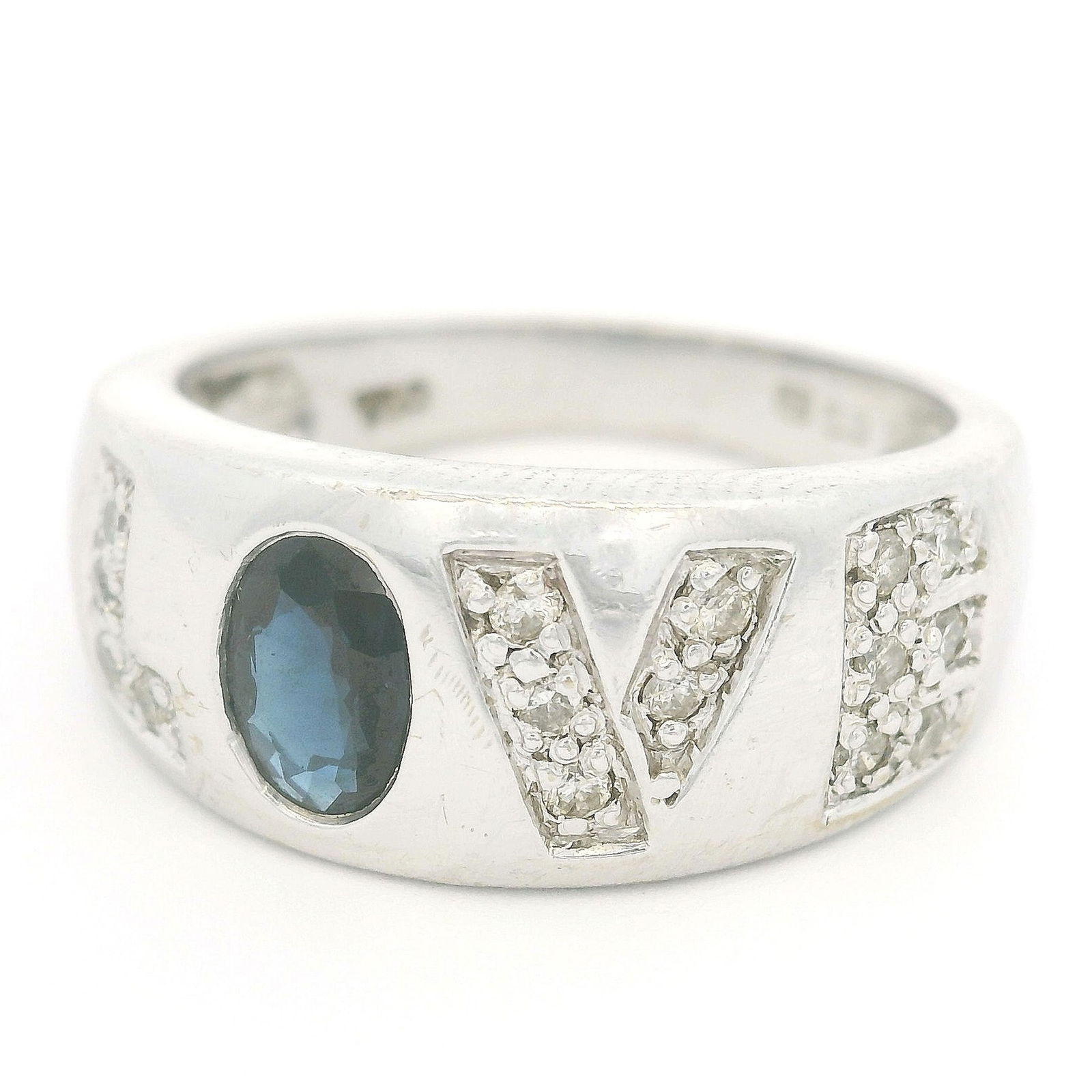 Bague "LOVE" or gris 750 sertie d’un saphir ovale et de diamants taille brillant, doigt 52-12,: Bague "LOVE" or gris 750 sertie d’un saphir ovale et de diamants taille brillant, doigt 52-12, 6g ConditionBon état de conservation général. Présence de nombreuses rayures