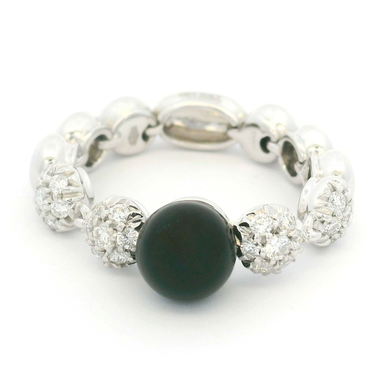 Chantecler, bague souple or gris 750 ornée d'une bille d'onyx épaulée de diamants tai: Chantecler, bague souple or gris 750 ornée d'une bille d'onyx épaulée de diamants taille brillant, signée, doigt 51-11 ConditionTrès bon état de conservation