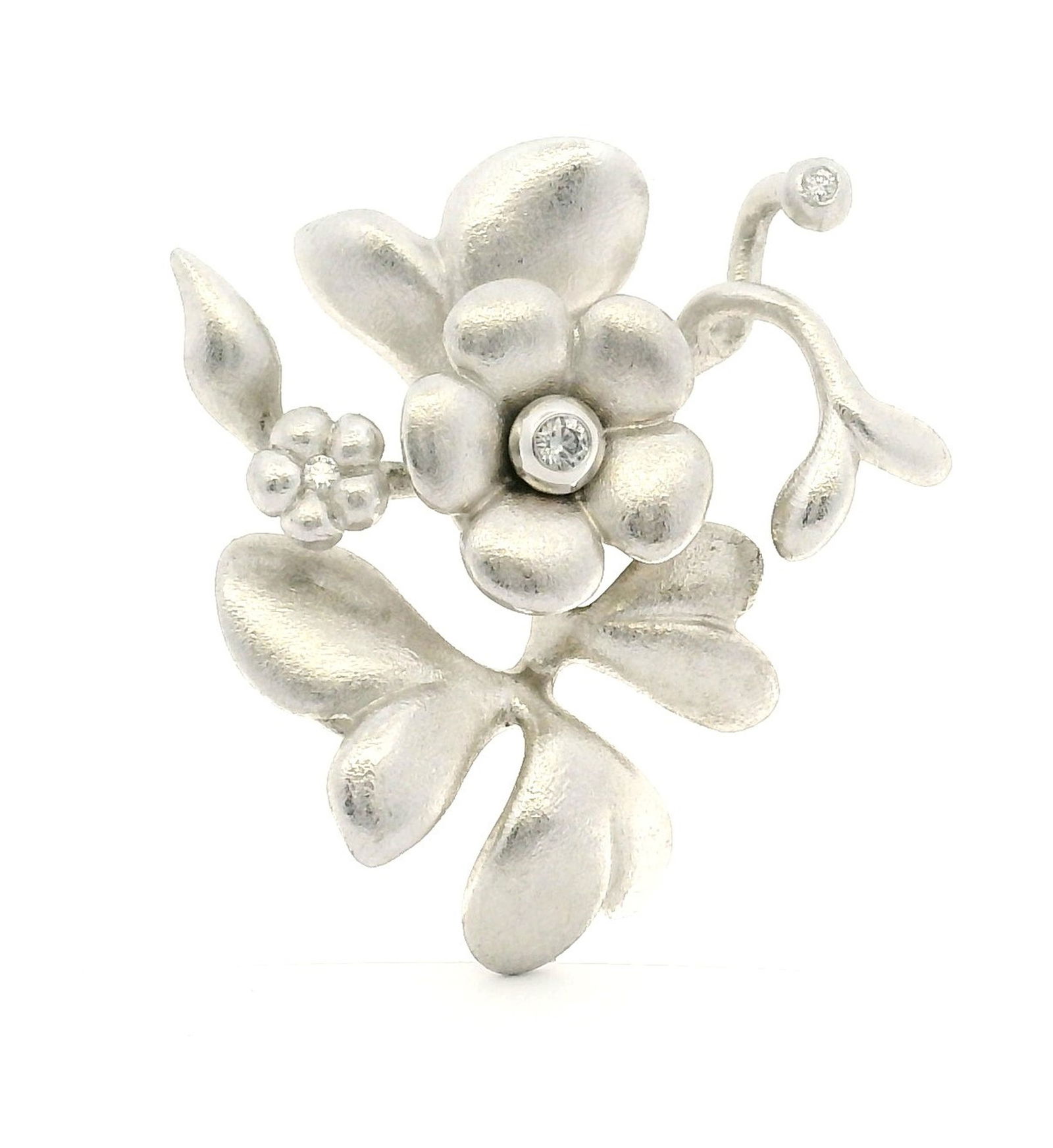 Ole Lynggaard, pendentif or gris 750 sablé à décor végétal serti d'un diama: Ole Lynggaard, pendentif or gris 750 sablé à décor végétal serti d'un diamant taille brillant, h. 3 cm, 10g Condition Très bon état de conservation général