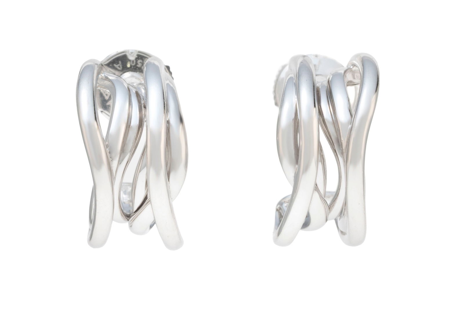 Omega, paire boucles oreilles or gris 750 à motif de lacets, signée, numérotée 1: Omega, paire boucles oreilles or gris 750 à motif de lacets, signée, numérotée 105164, h. 1.5 cm, 9g ConditionBon état de conservation général Présence de