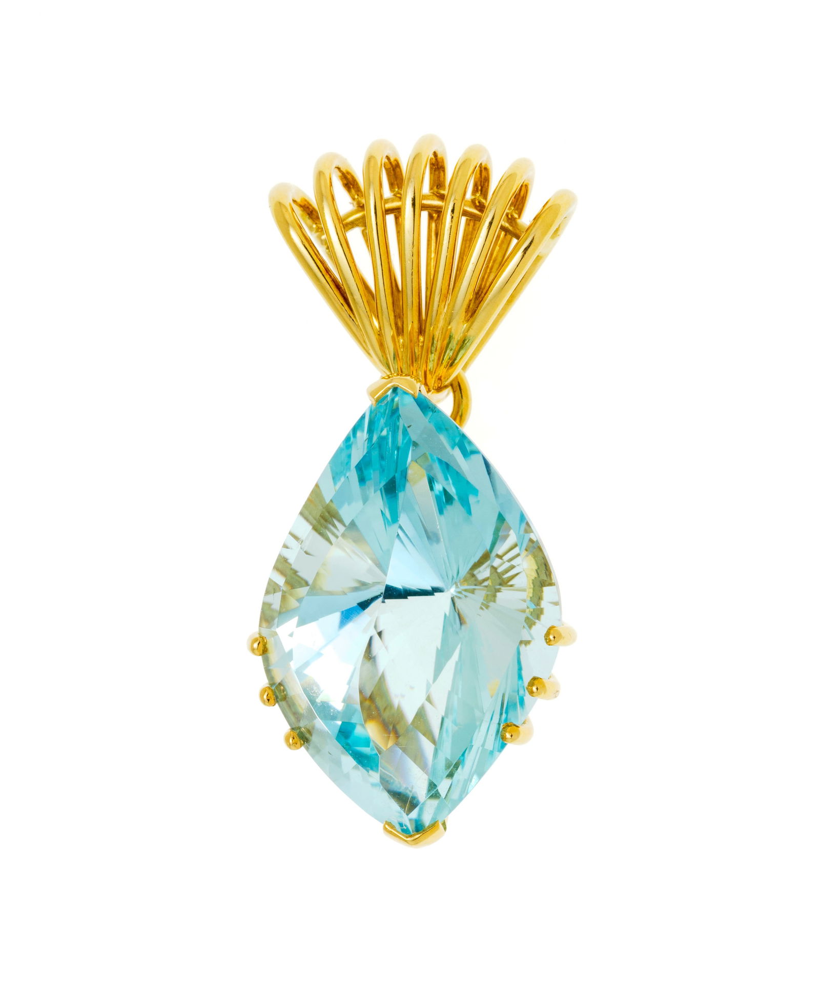 Pendentif or 750 serti d'une aigue-marine facettée, h. 3.2 cm, 7g: Pendentif or 750 serti d'une aigue-marine facettée, h. 3.2 cm, 7g ConditionTrès bon état de conservation général. Présence de micro rayures d'usage normal. 