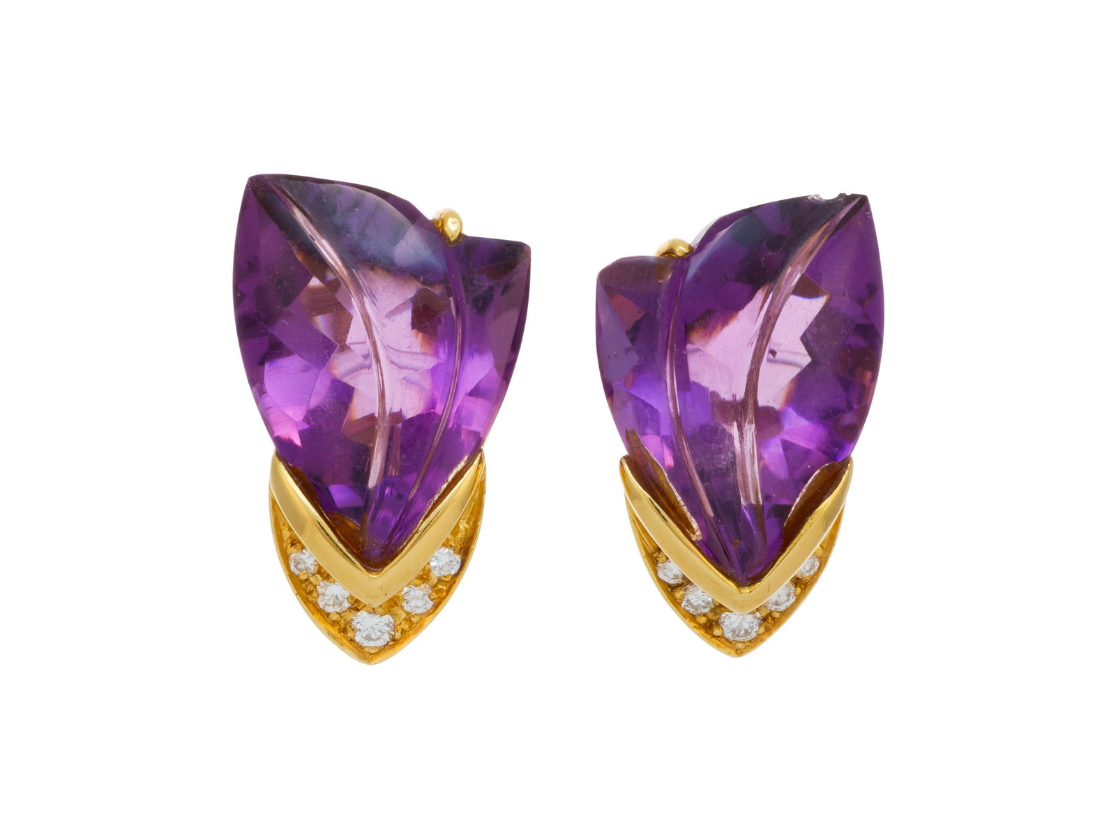 Paire de clips d'oreilles or 750 sertis d'améthystes gravées à motif végéta: Paire de clips d'oreilles or 750 sertis d'améthystes gravées à motif végétal surmontant des diamants taille brillant, h. 2 cm, 9g ConditionMontures: Bon état de