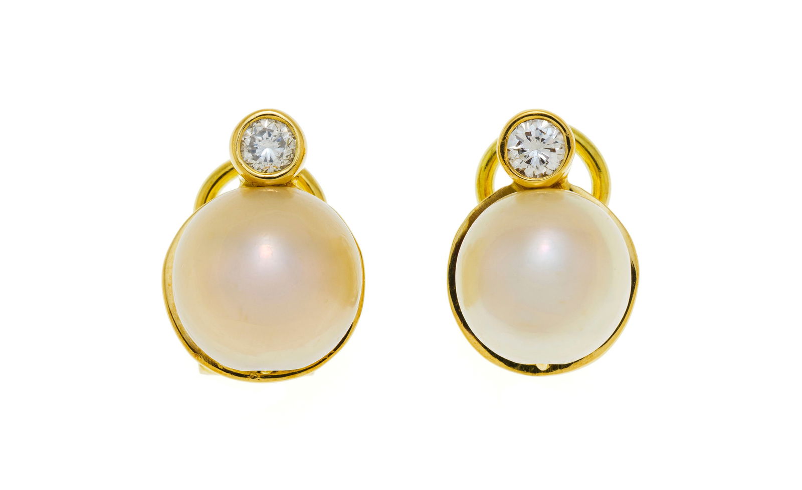 Paire de boucles d'oreilles or 750 ornées de perles boutons blanches (non testées) surmont: Paire de boucles d'oreilles or 750 ornées de perles boutons blanches (non testées) surmontées de diamants taille brillant, h. 1.5 cm, 7g ConditionBon état de conservation