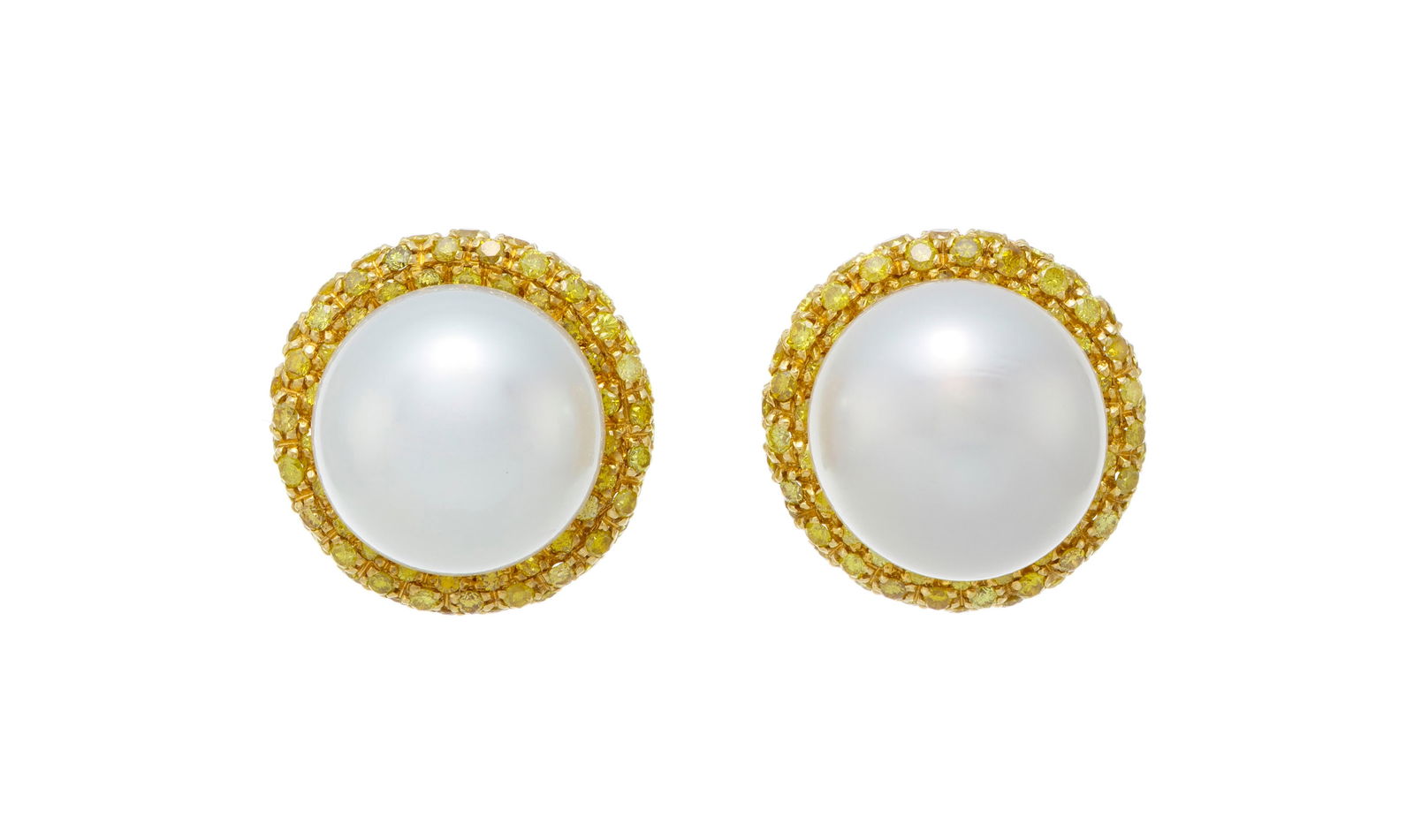 Paire de clips d'oreilles or 750 ornés de perles de culture des mers du Sud entourées de d: Paire de clips d'oreilles or 750 ornés de perles de culture des mers du Sud entourées de diamants jaunes taille brillant, h. 1.7 cm, 13g Pour ce lot, la TVA due par l'acheteur est calcul