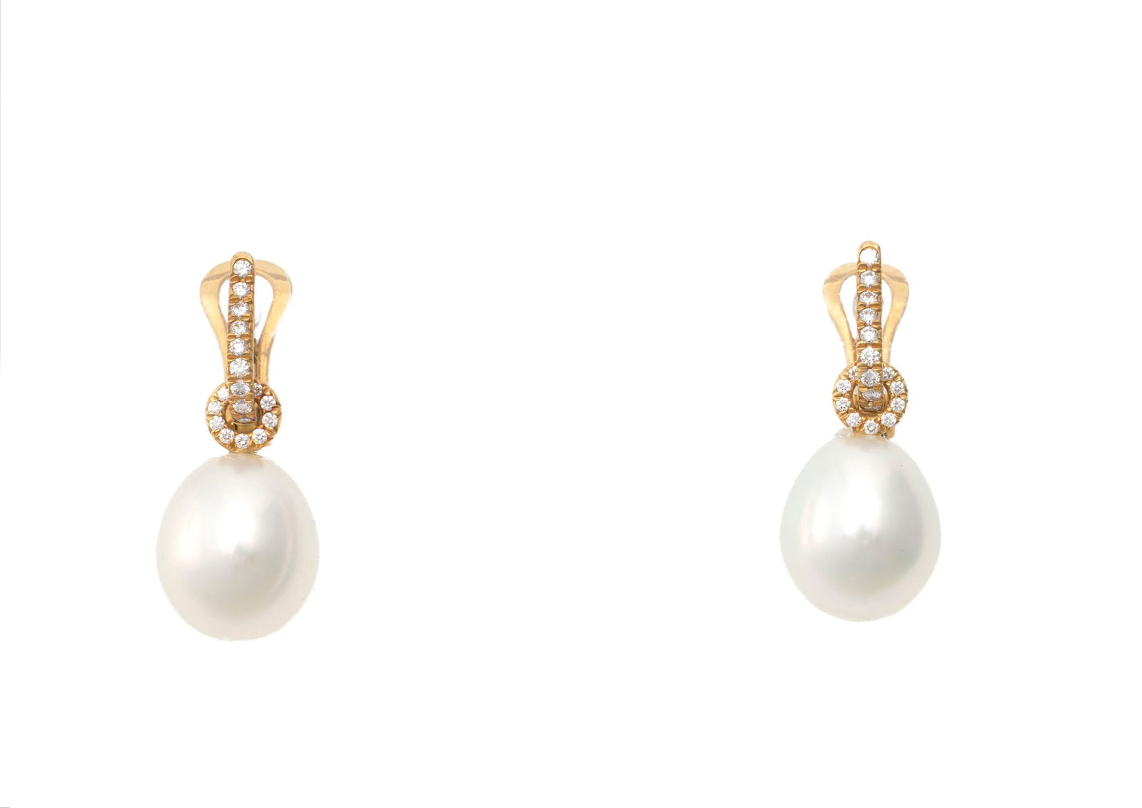 Paire de pendants d'oreilles or 750 sertis de diamants taille brillant retenant des perles de cultur (1 of 4)