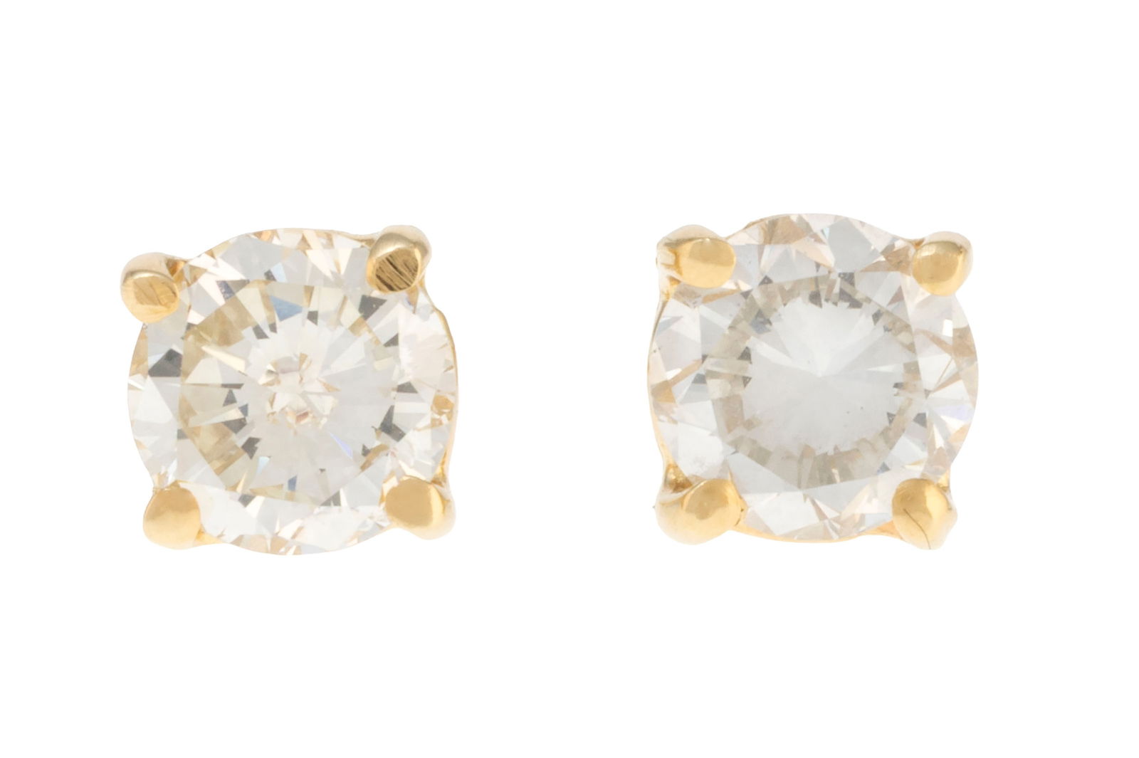 Paire de clous d'oreilles or 750 sertis de diamants taille brillant (env. 0.6 ct chacun): Paire de clous d'oreilles or 750 sertis de diamants taille brillant (env. 0.6 ct chacun) Condition Bon état de conservation général. Présence de micro rayures à l'or. Q