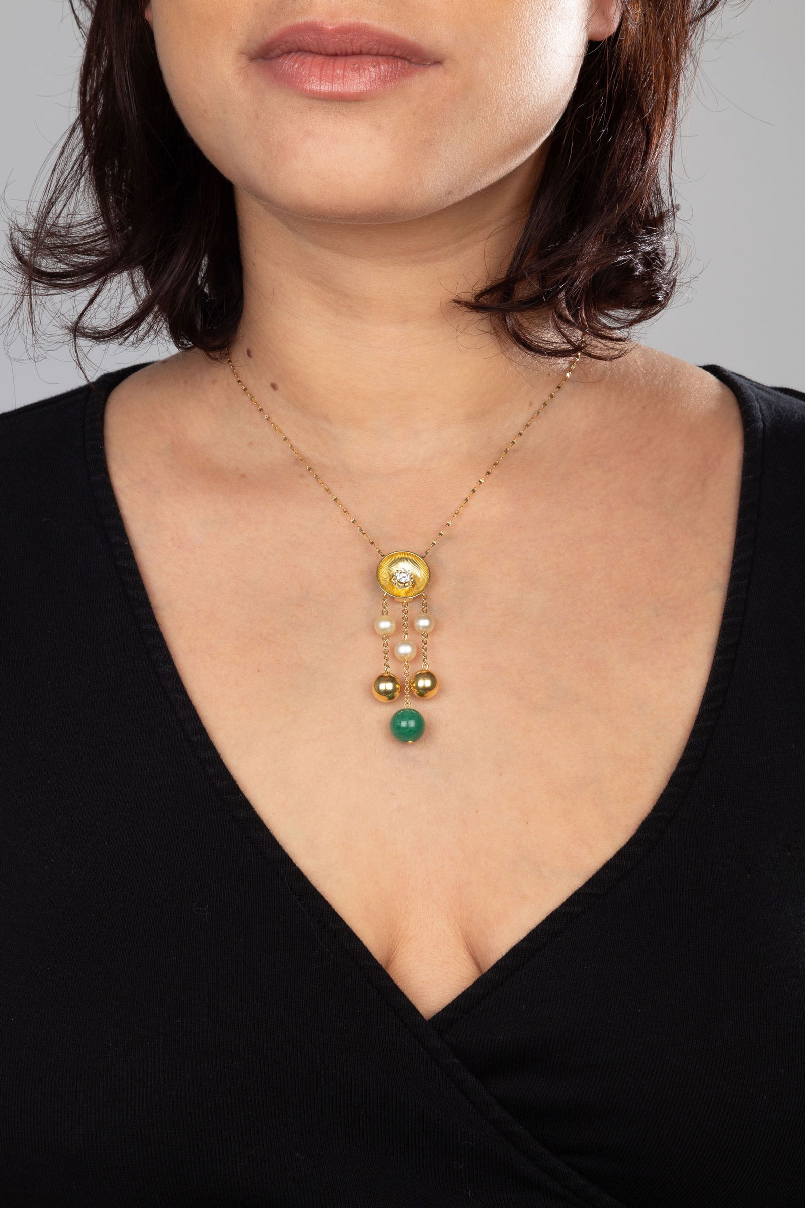 Collier or 750 à motif coupole serti d'un diamant taille ancienne retenant en cascade des perle - 4