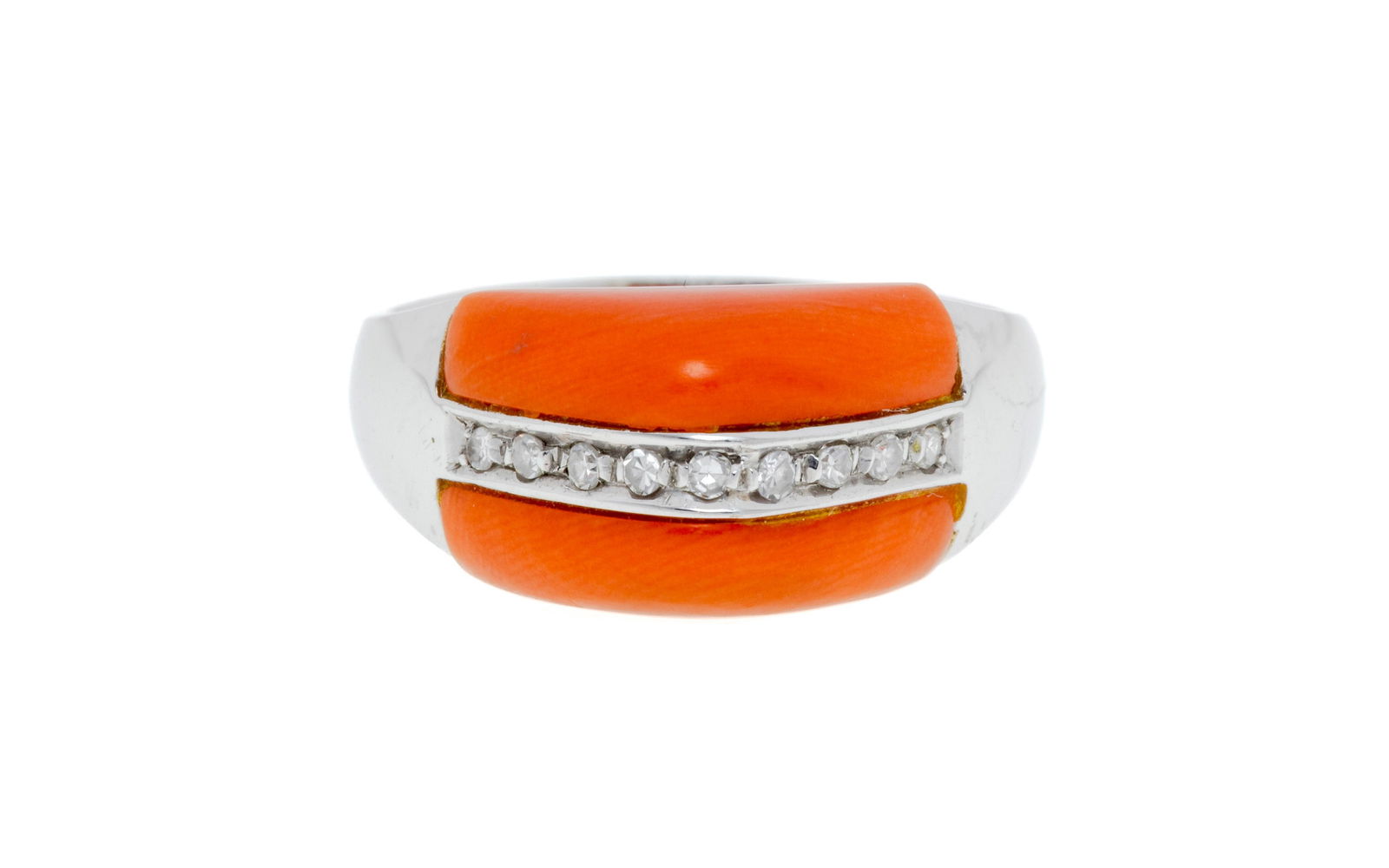 Bague or gris 750 sertie d'une ligne de diamants taille 8/8 épaulée de deux élém: Bague or gris 750 sertie d'une ligne de diamants taille 8/8 épaulée de deux éléments en corail orange, doigt 55-15, 5g Ce lot contient du corail, une matière dont le commerce