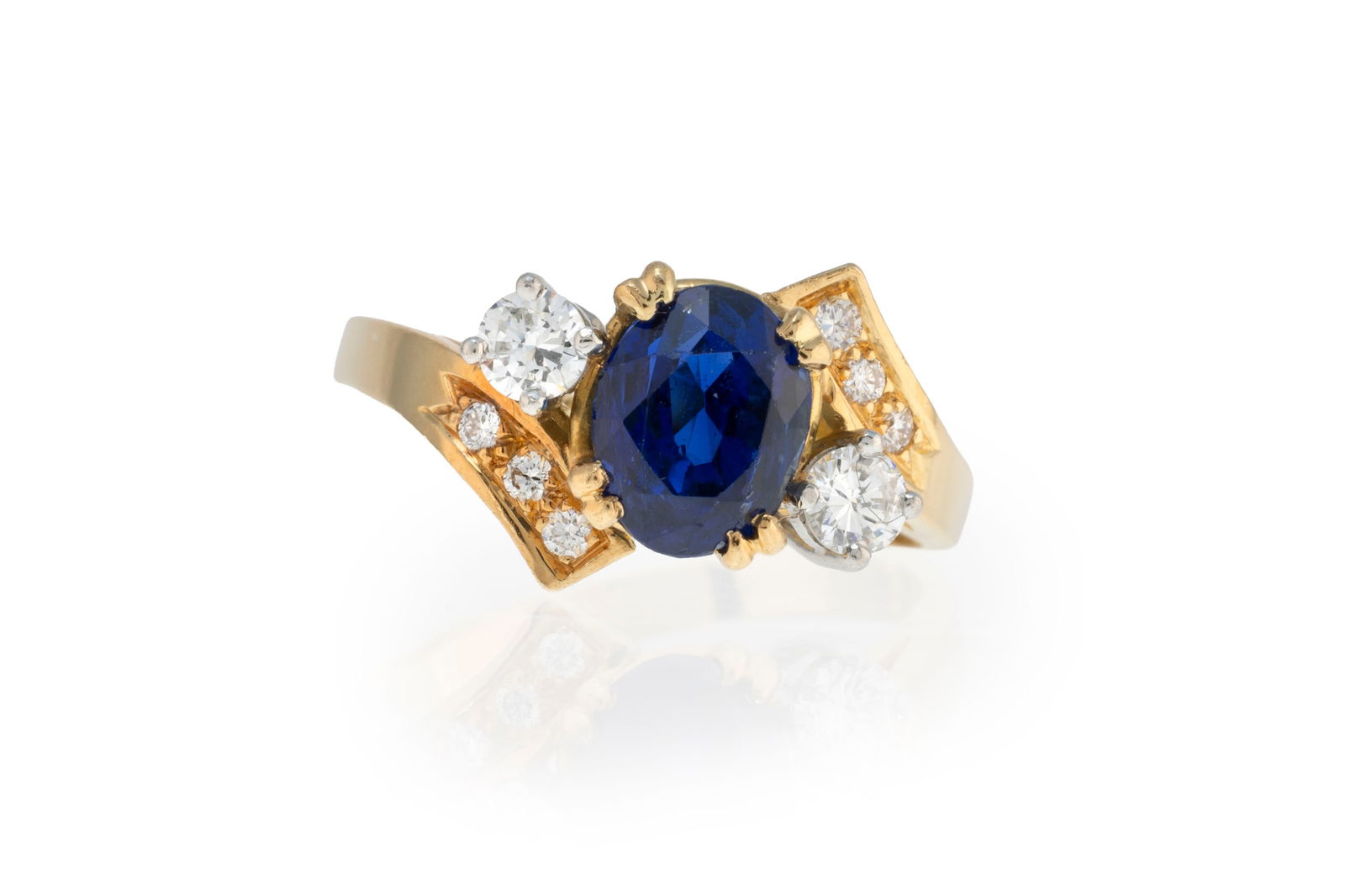 Bague 2 ors 750 sertie d'un saphir ovale entouré de diamants taille brillant, doigt 53-13 (1 of 4)