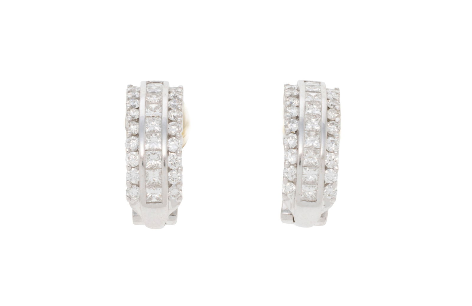 Paire de clips d'oreilles or gris 750 sertis de diamants taille princesse et brillant, h. 1.6 cm, 8g (1 of 4)