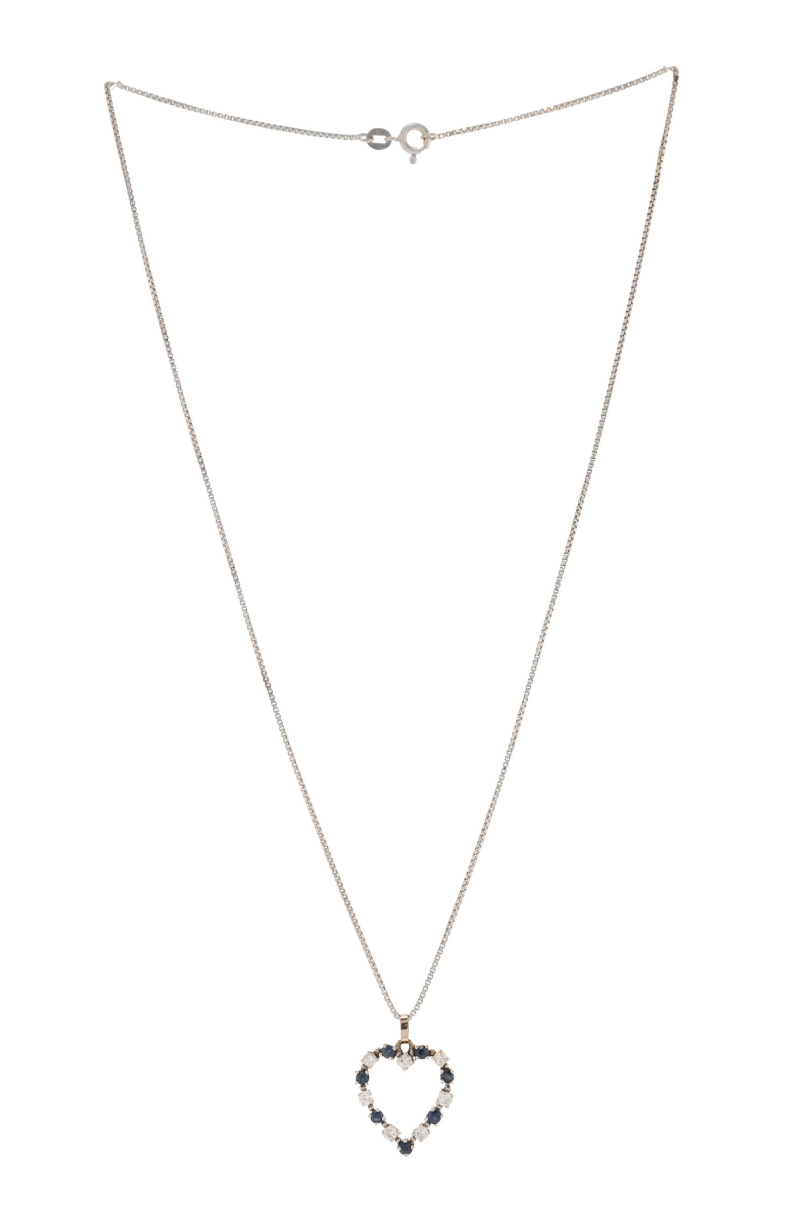 Pendentif cœur or gris 750 serti de diamants et saphirs sur une chaîne en or gris 750 : Pendentif cœur or gris 750 serti de diamants et saphirs sur une chaîne en or gris 750 à maille vénitienne, on joint une chaîne or gris 750 à maille forçat, h. 2.4 cm