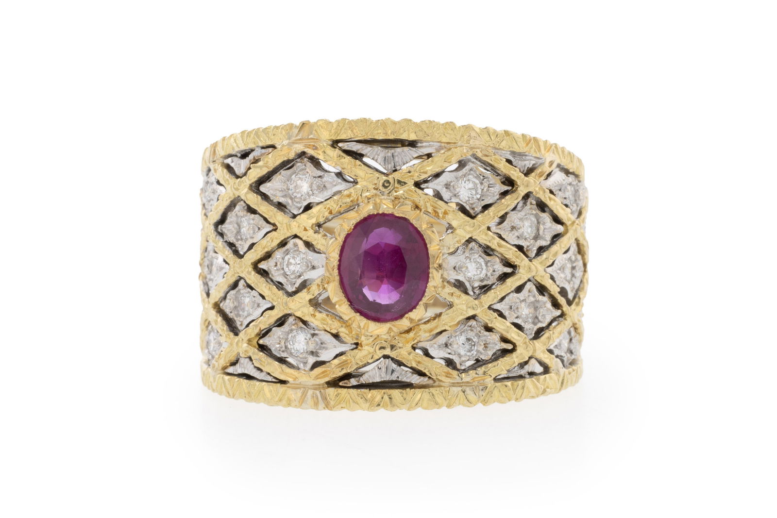 Bague 2 ors 750 gravés et ajourés d'un treillis serti de diamants taille brillant et centr: Bague 2 ors 750 gravés et ajourés d'un treillis serti de diamants taille brillant et centrant un rubis ovale, doigt 57-17, 13g