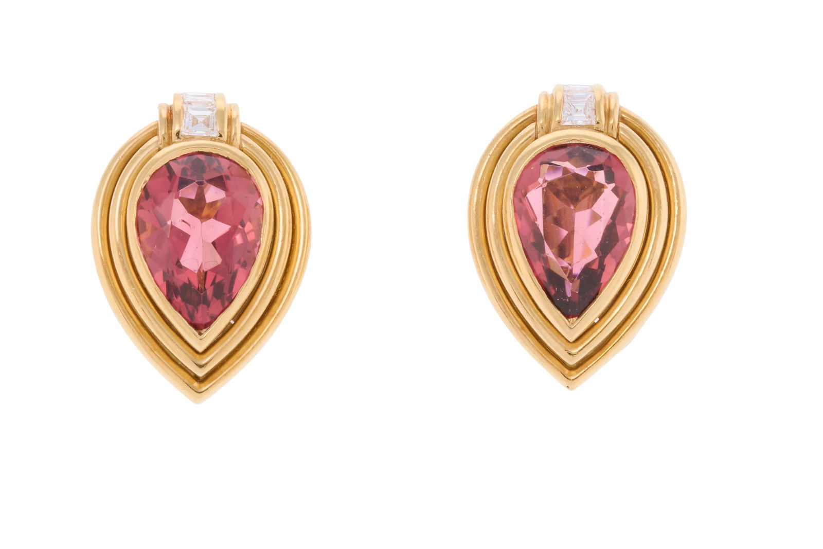 Paire de clips d'oreilles or 750 sertis de deux tourmalines piriformes roses surmontant des lignes d: Paire de clips d'oreilles or 750 sertis de deux tourmalines piriformes roses surmontant des lignes de diamants taille carré, h. 1.9 cm, 13g ConditionMonture: Bon état de conservation