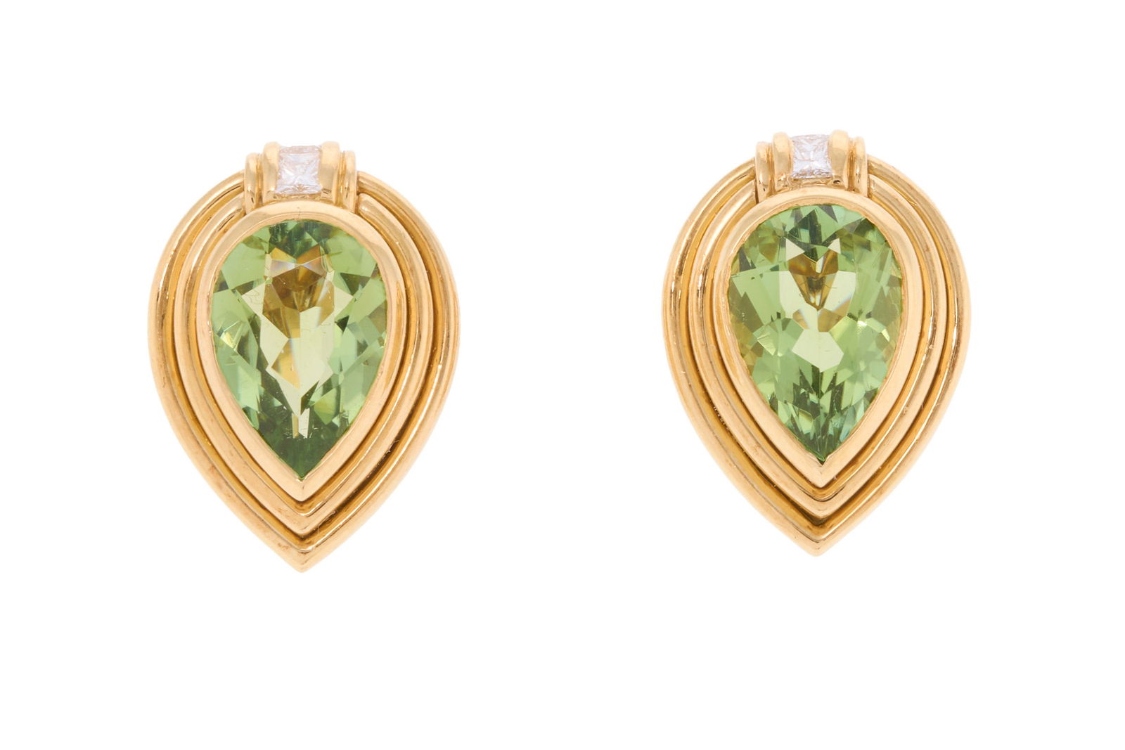 Paire de clips d'oreilles or 750 sertis de deux tourmalines piriformes vertes surmontant des lignes  (1 of 4)