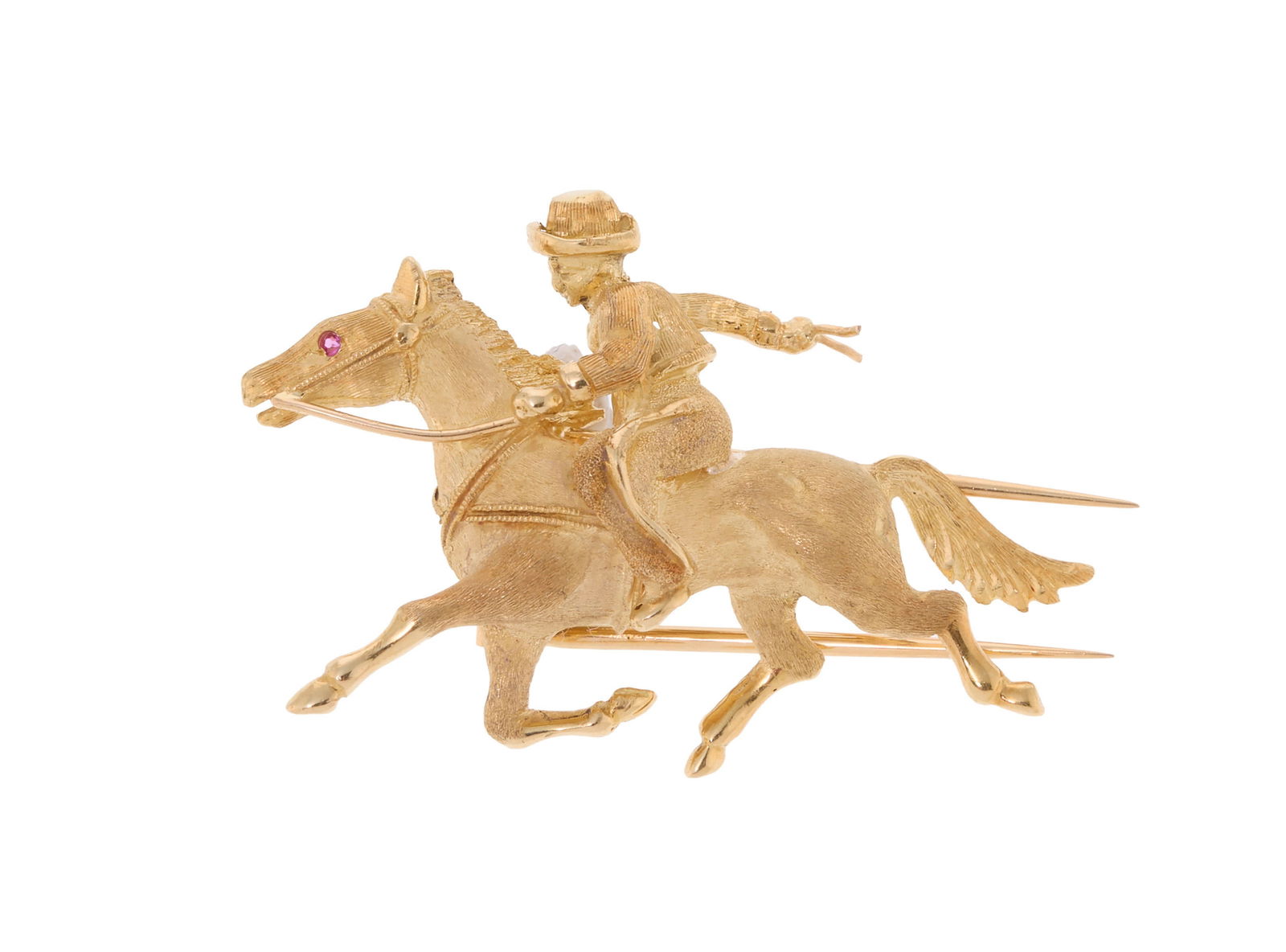 Broche cavalier or 750 texturé, l'œil du cheval serti d'un rubis, long. 3.9 cm, 9g: Broche cavalier or 750 texturé, l'œil du cheval serti d'un rubis, long. 3.9 cm, 9g Condition Bon état de conservation général. Présence de micro rayures à l'or. </