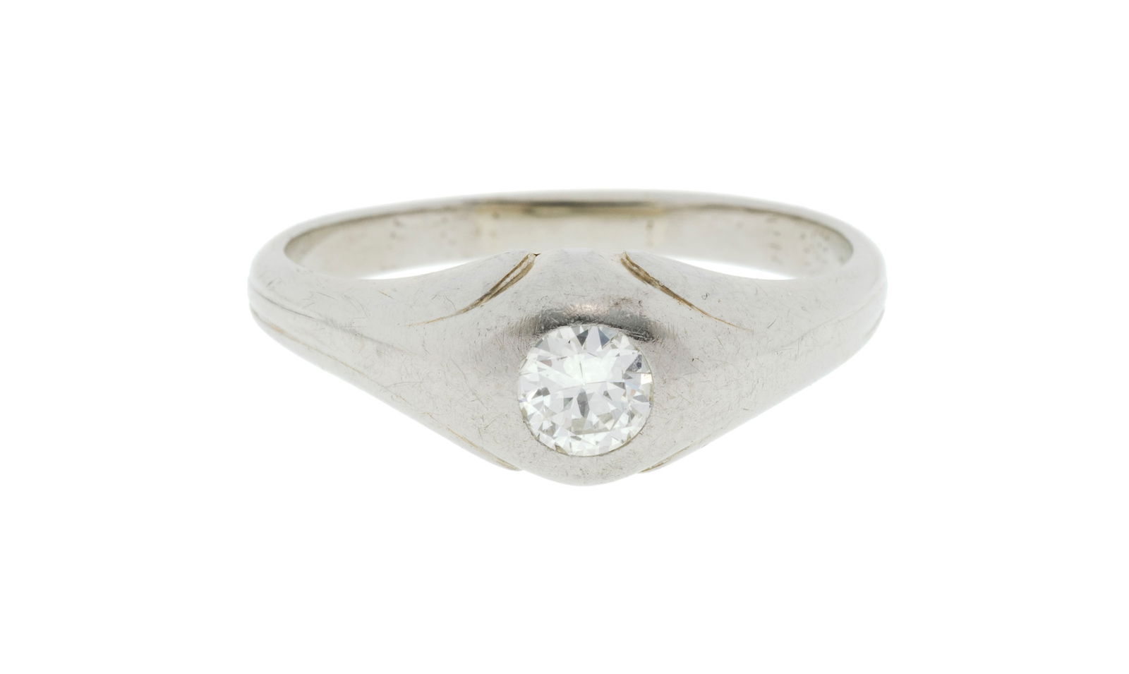 Solitaire or gris 750 serti d'un diamant taille brillant (env. 0.45 ct), doigt 67-27, 7g: Solitaire or gris 750 serti d'un diamant taille brillant (env. 0.45 ct), doigt 67-27, 7g Condition Monture: Etat moyen. Présence de nombreuses rayures et de signes d'usure. Plusieurs mises à