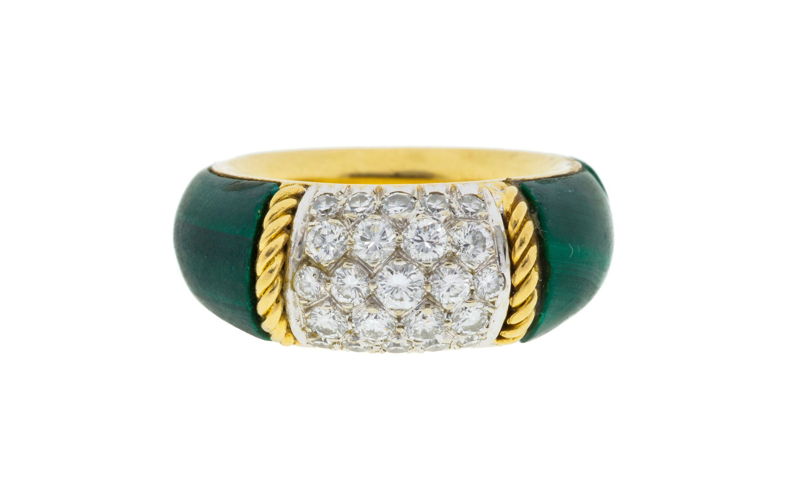 Bague 2 ors 750 sertie d'une bande de diamants taille brillant et 8/8 épaulée de deux : Bague 2 ors 750 sertie d'une bande de diamants taille brillant et 8/8 épaulée de deux éléments en malachite, doigt 49-9, 12g (dégâts) Condition Etat moyen. Nombreuses ray