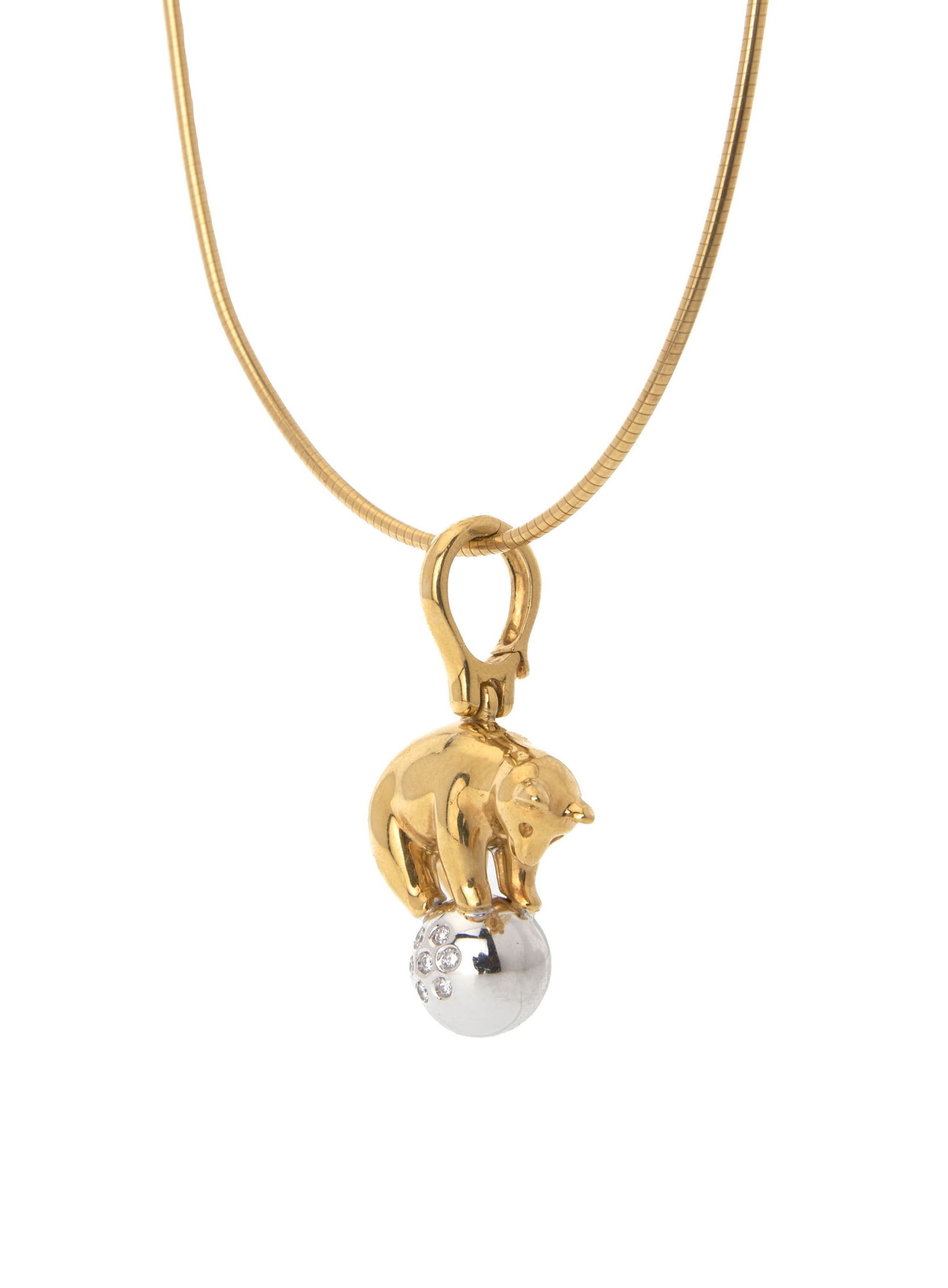 Bucherer, pendentif 2 ors 750 figurant un ours jouant sur sa balle sertie de diamants taille brillan - 2