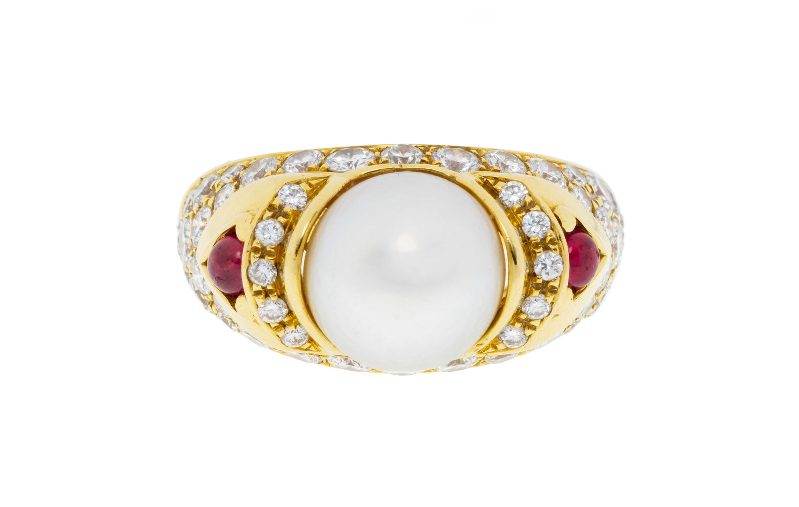 Bucherer, bague or 750 ornée d'une perle de culture blanche épaulée de cabochons de r: Bucherer, bague or 750 ornée d'une perle de culture blanche épaulée de cabochons de rubis et sertie de diamants taille brillant, signée, doigt 59-19, boîte Condition Bon é