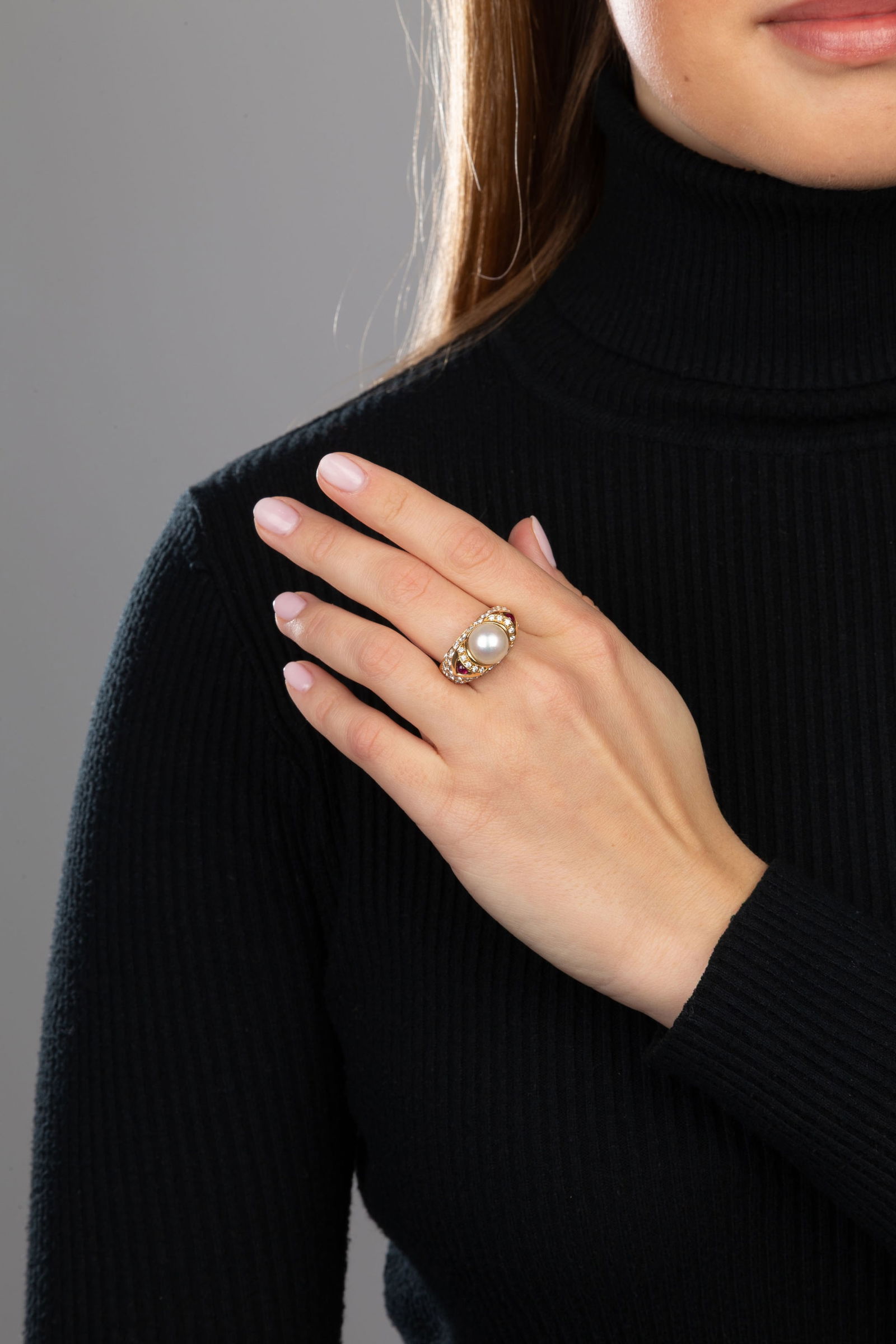 Bucherer, bague or 750 ornée d'une perle de culture blanche épaulée de cabochons de r - 5