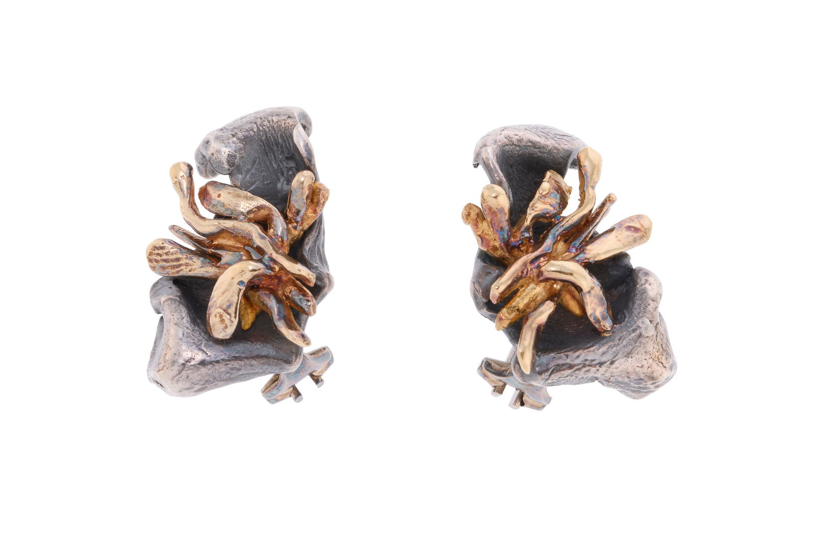 Gilbert Albert, paire de clips d'oreilles argent noirci et vermeil froissés, signés, h. 2.: Gilbert Albert, paire de clips d'oreilles argent noirci et vermeil froissés, signés, h. 2.5 cm Condition Bon état de conservation général. Présence de rayures et de trace