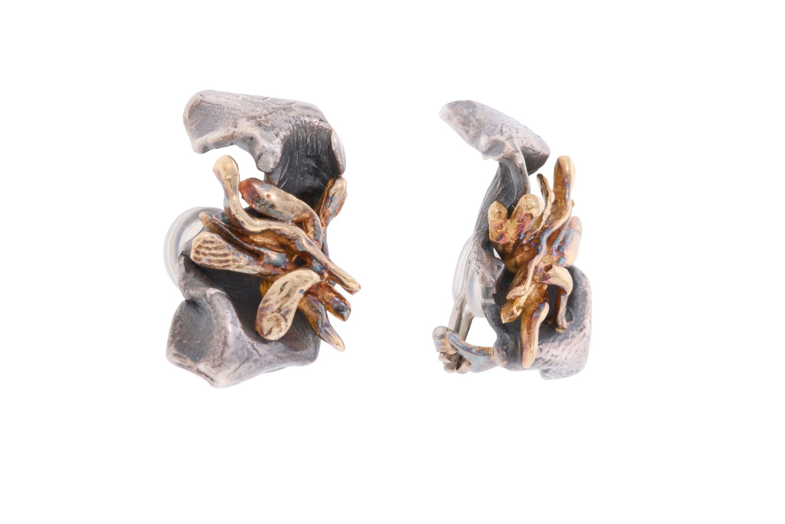 Gilbert Albert, paire de clips d'oreilles argent noirci et vermeil froissés, signés, h. 2. - 2