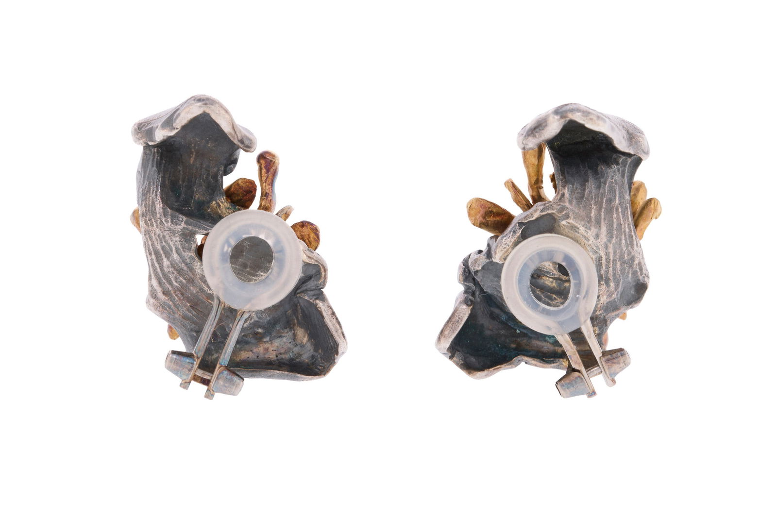 Gilbert Albert, paire de clips d'oreilles argent noirci et vermeil froissés, signés, h. 2. - 3