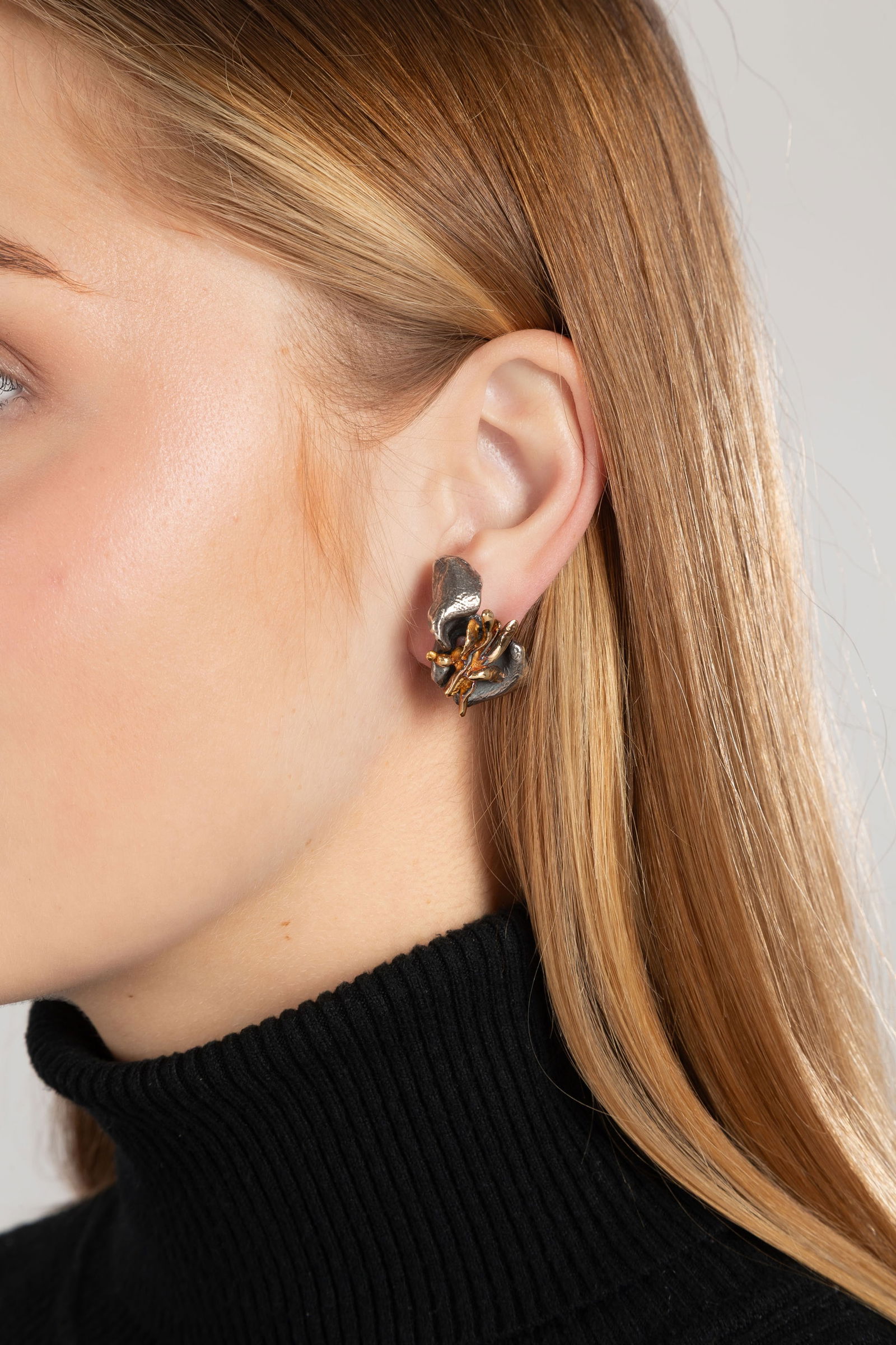 Gilbert Albert, paire de clips d'oreilles argent noirci et vermeil froissés, signés, h. 2. - 4