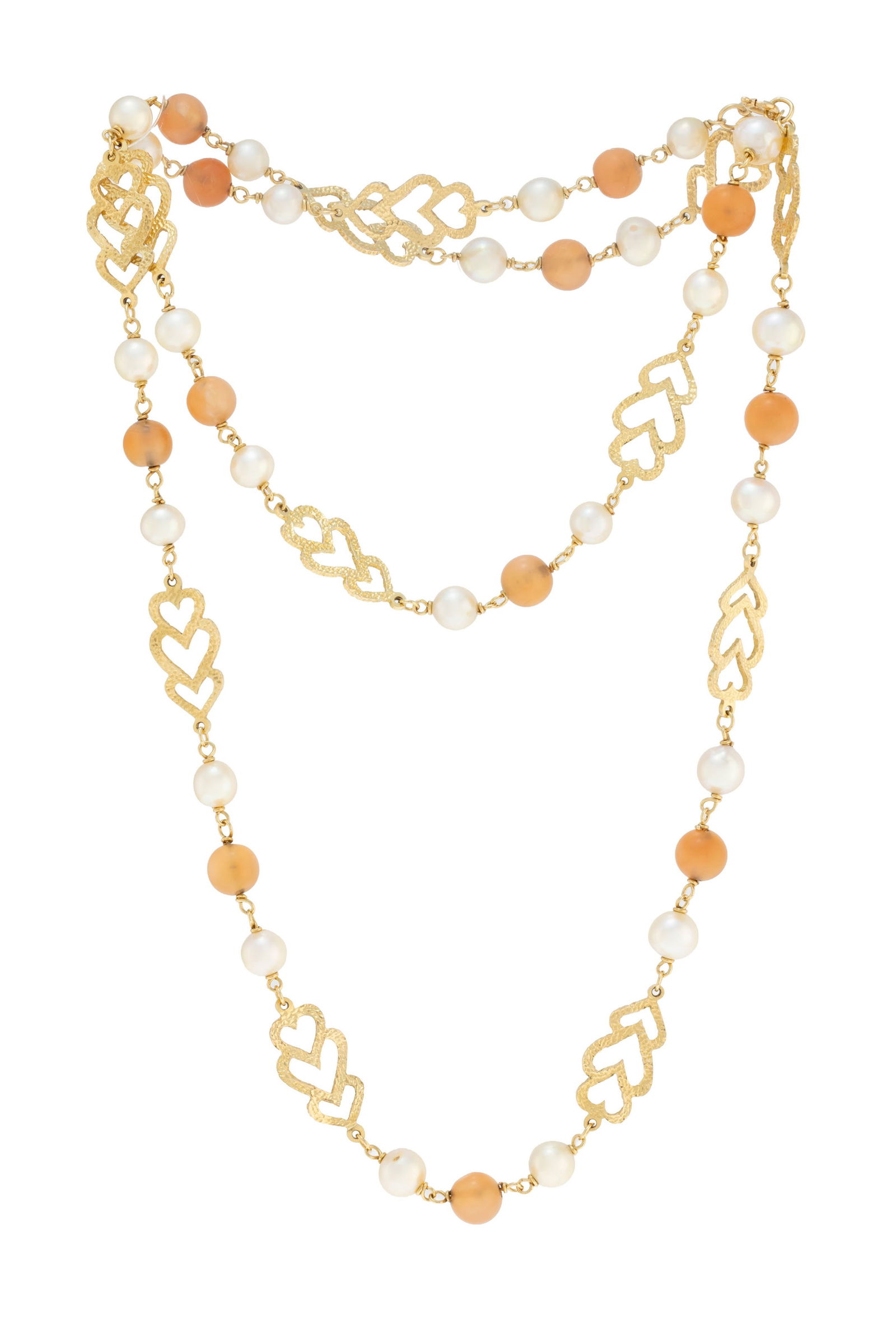 Sautoir or 750 alternant des éléments ajourés à décor de cœurs martel&: Sautoir or 750 alternant des éléments ajourés à décor de cœurs martelés, des perles de culture et des billes de pierres de lune, long. 85 cm, 53g Condition Bon é