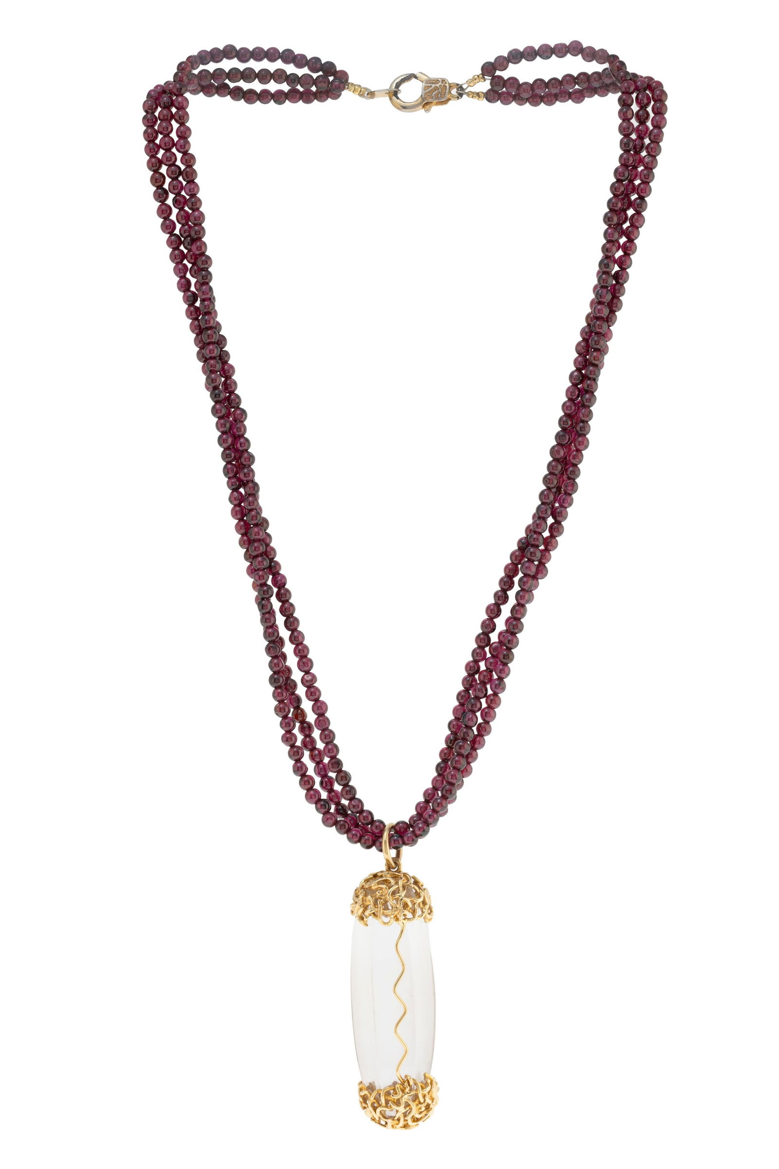 Lalaounis, pendentif formé d'un cristal de roche facetté enserré de fils d'or, sur un: Lalaounis, pendentif formé d'un cristal de roche facetté enserré de fils d'or, sur un collier composé de trois rangs de billes de grenat, fermoir en métal doré,