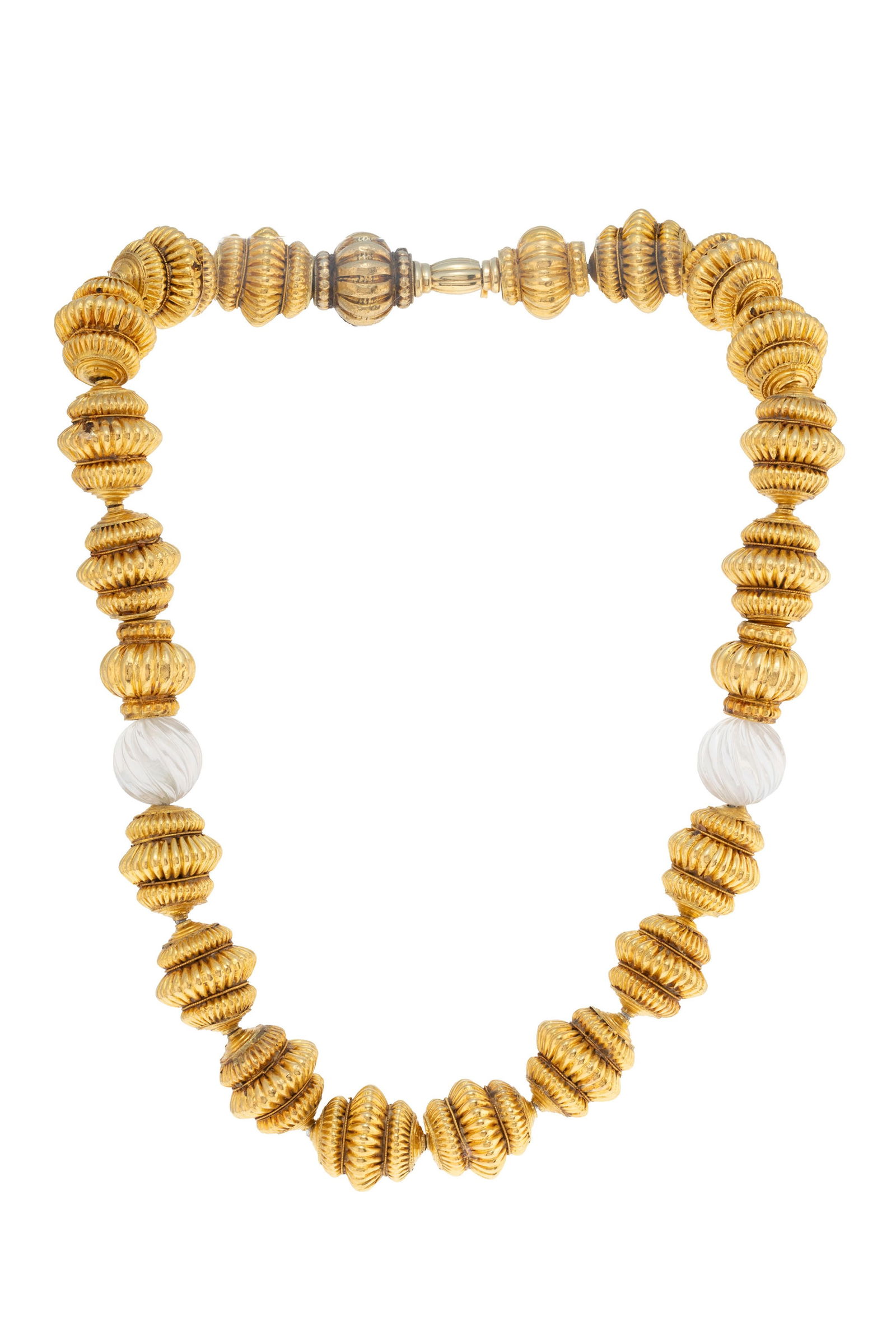 Collier composé d'une suite d'éléments godronnés en or fourré alternés: Collier composé d'une suite d'éléments godronnés en or fourré alternés de deux billes de cristal de roche, long. 54 cm, 165g ConditionBon état de conservation