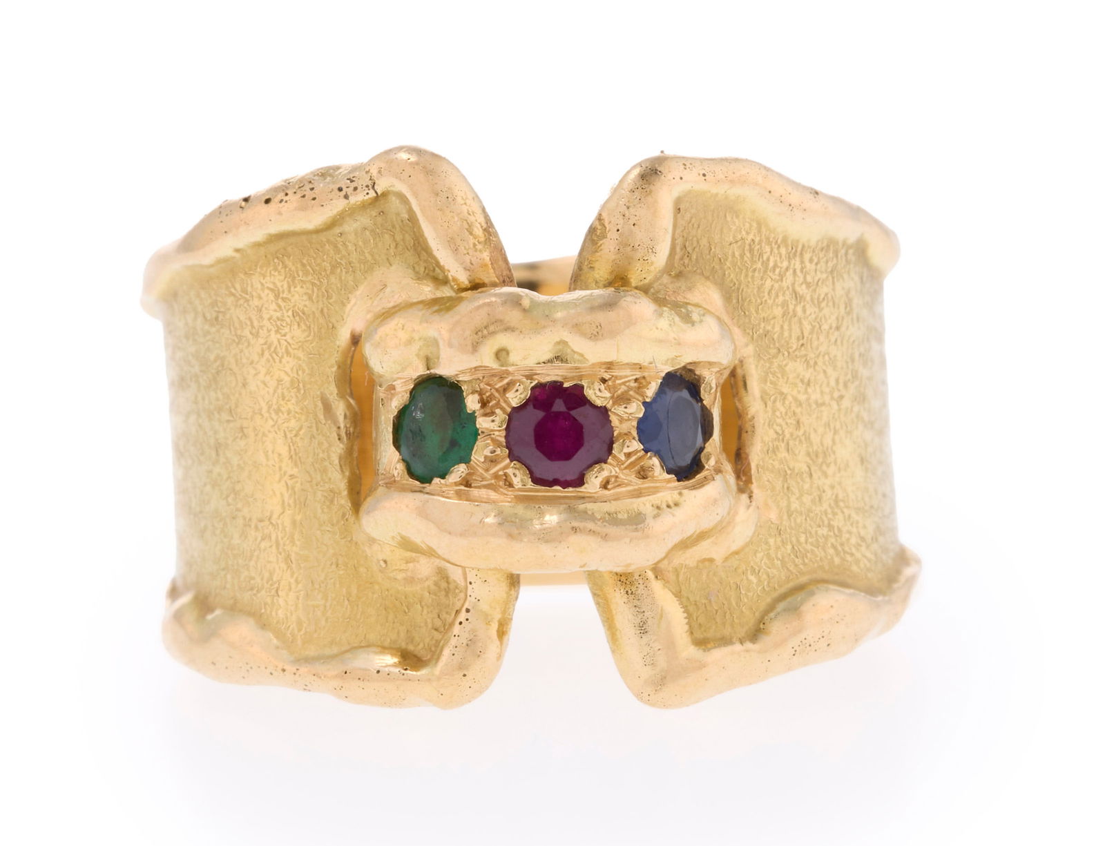 Bague or 750 texturé sertie d'un saphir, d'un rubis et d'une émeraude taille brillant, doi: Bague or 750 texturé sertie d'un saphir, d'un rubis et d'une émeraude taille brillant, doigt 58-18, 8g ConditionBon état de conservation général. Présence de rayures et