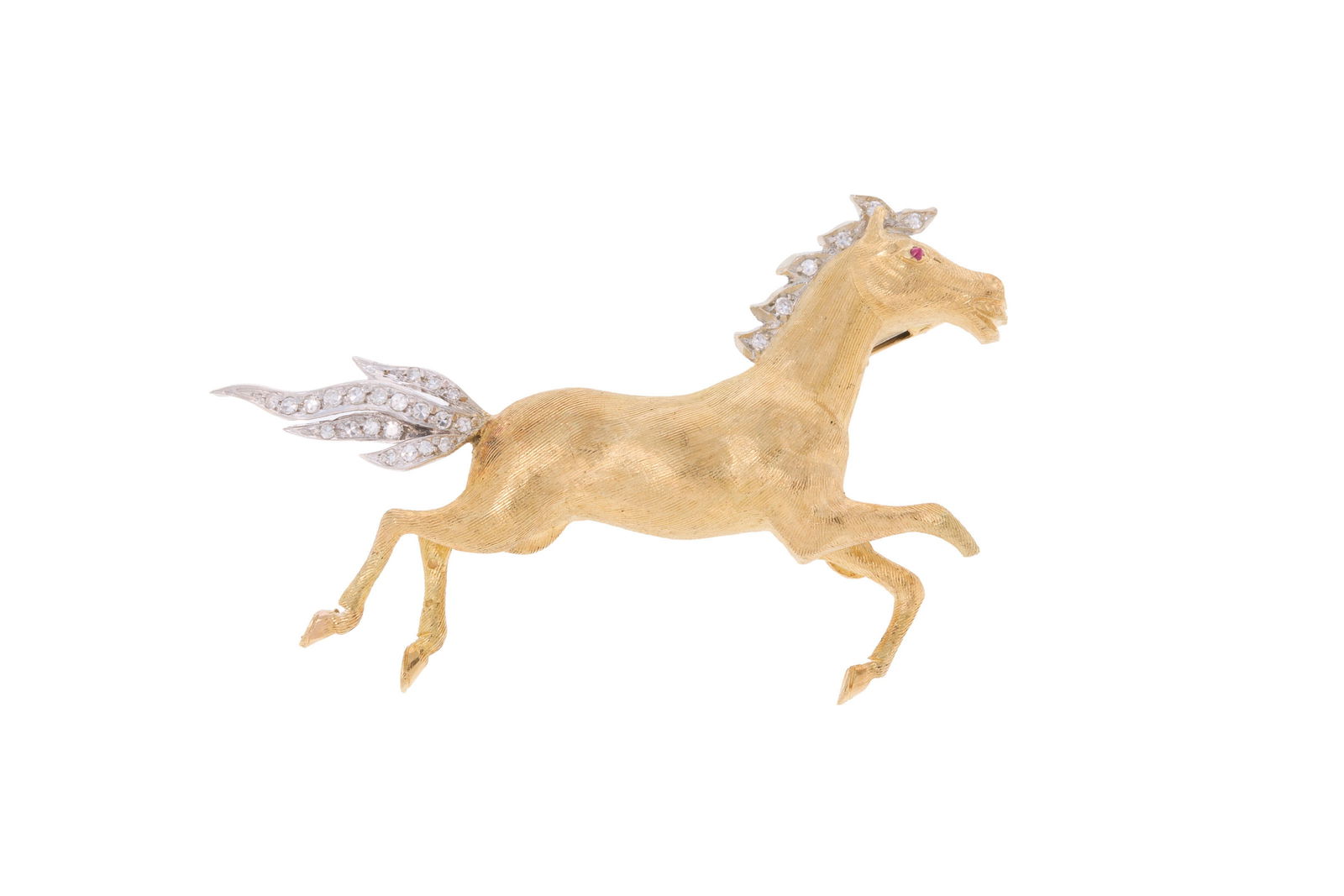 Bucherer, broche cheval 2 ors 750 texturés, la crinière et la queue serties de diamants ta: Bucherer, broche cheval 2 ors 750 texturés, la crinière et la queue serties de diamants taille 8/8 et l'œil d'un cabochon de saphir rose, signée, long. 4.6 cm, 10g ConditionEtat